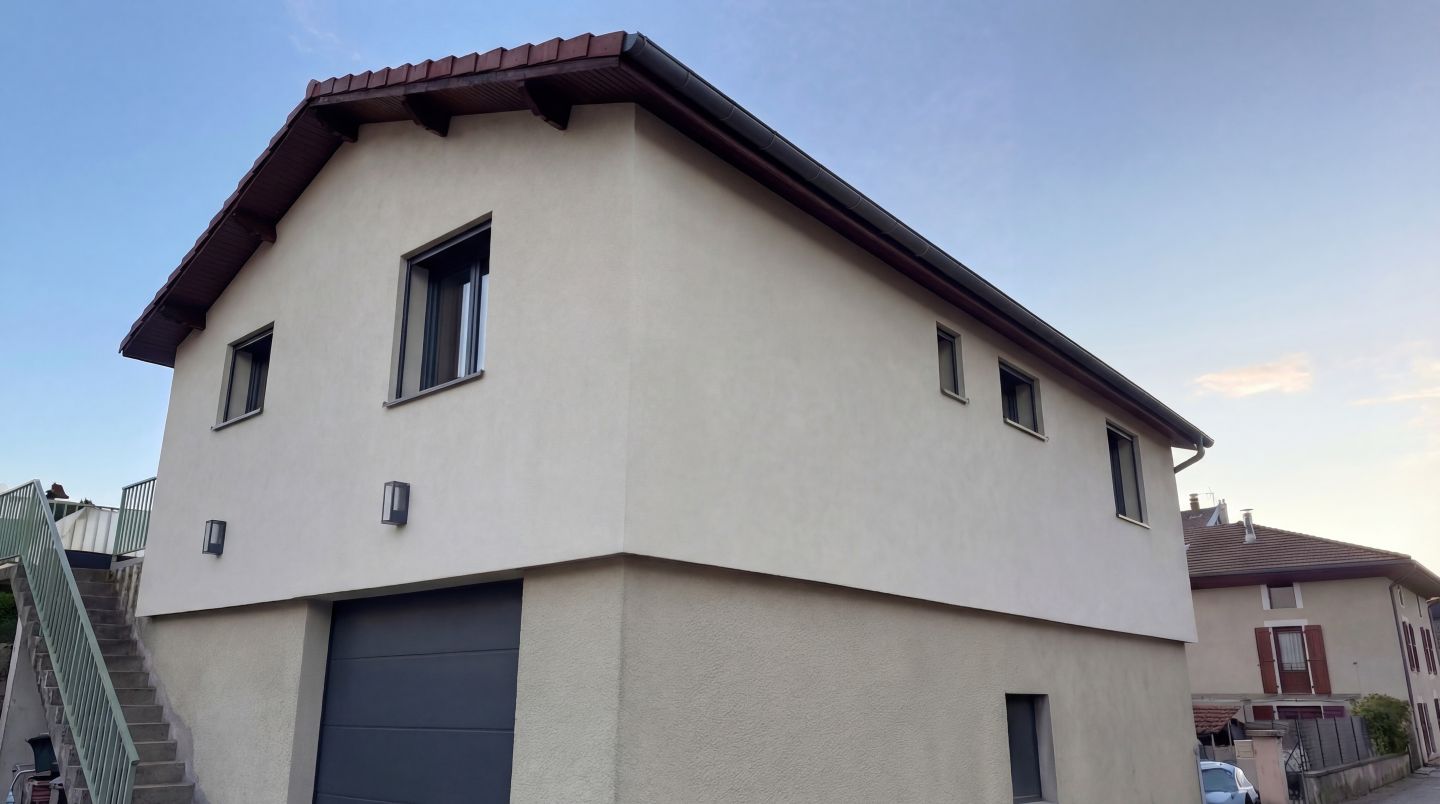 Chantier d'isolation thermique par l'extérieur (ITE) réalisé par DLS Façade à Romans-sur-Isère. Pose d'échafaudage pour ravalement de façade et rénovation énergétique de maison individuelle dans la Drôme.