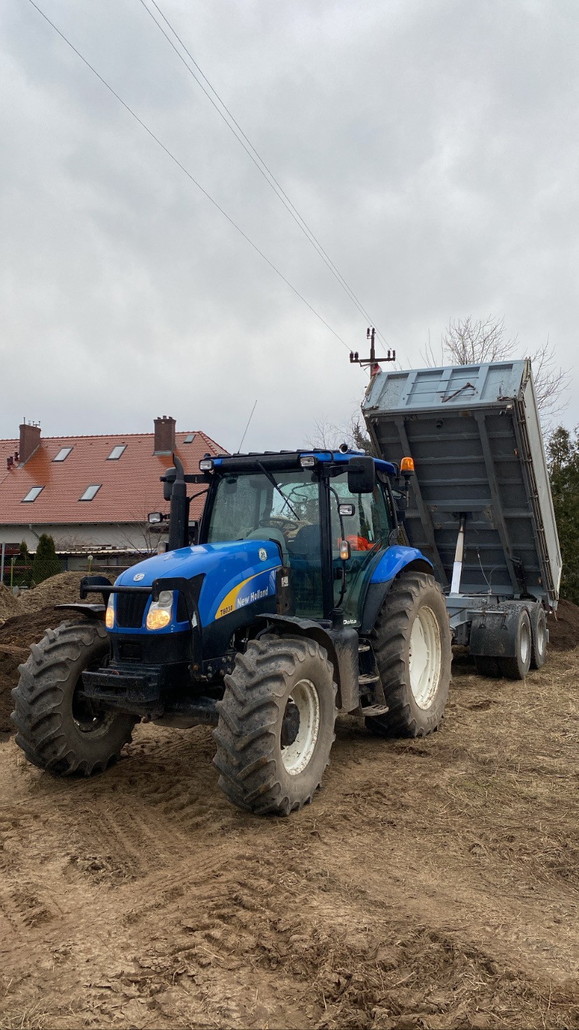 New Holland z naczepą