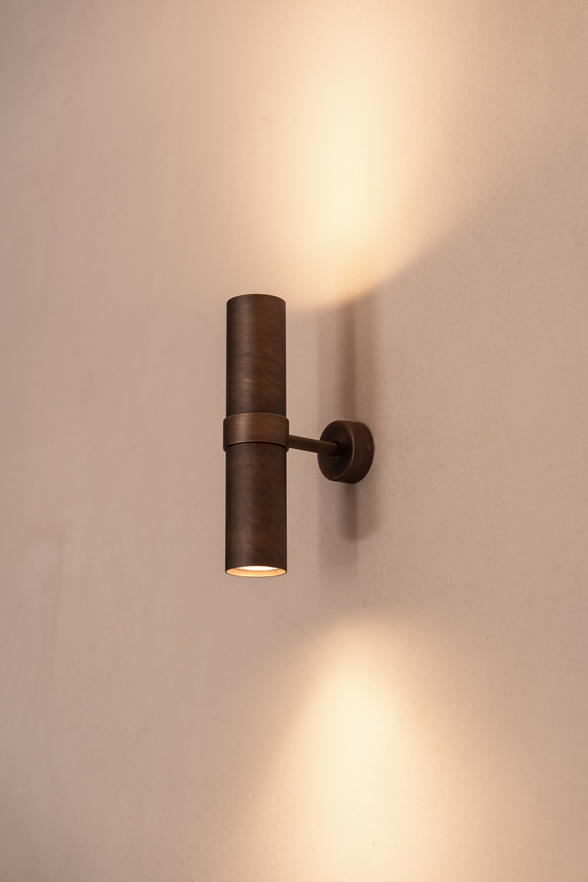 Foto di prodotto e di dettaglio di lampade in ottone brunito_ nearlight studio fotografico