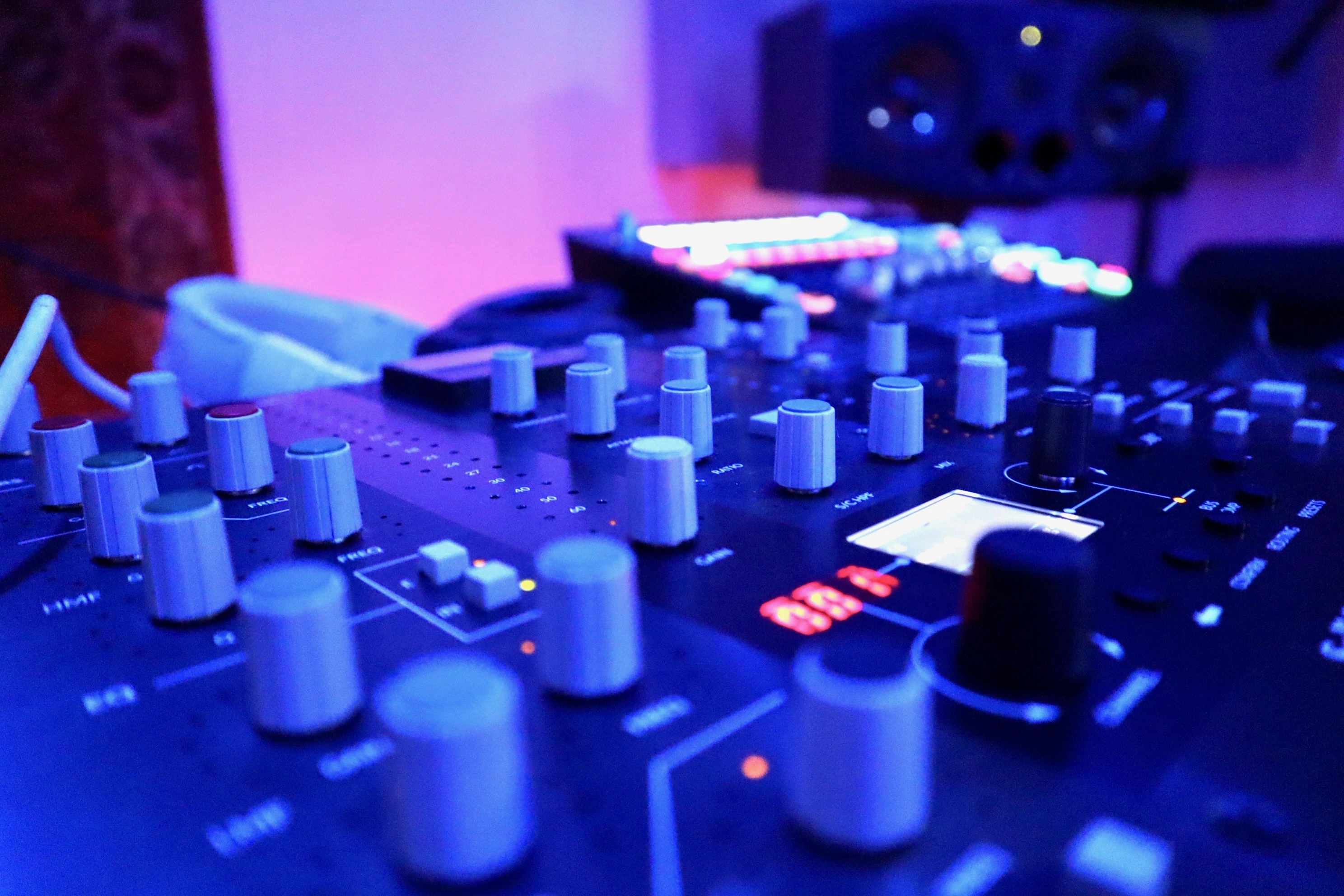 led-m1-keyboard-aniara-arturia-midi-presonus-faderport8-recording-studio-hollywood