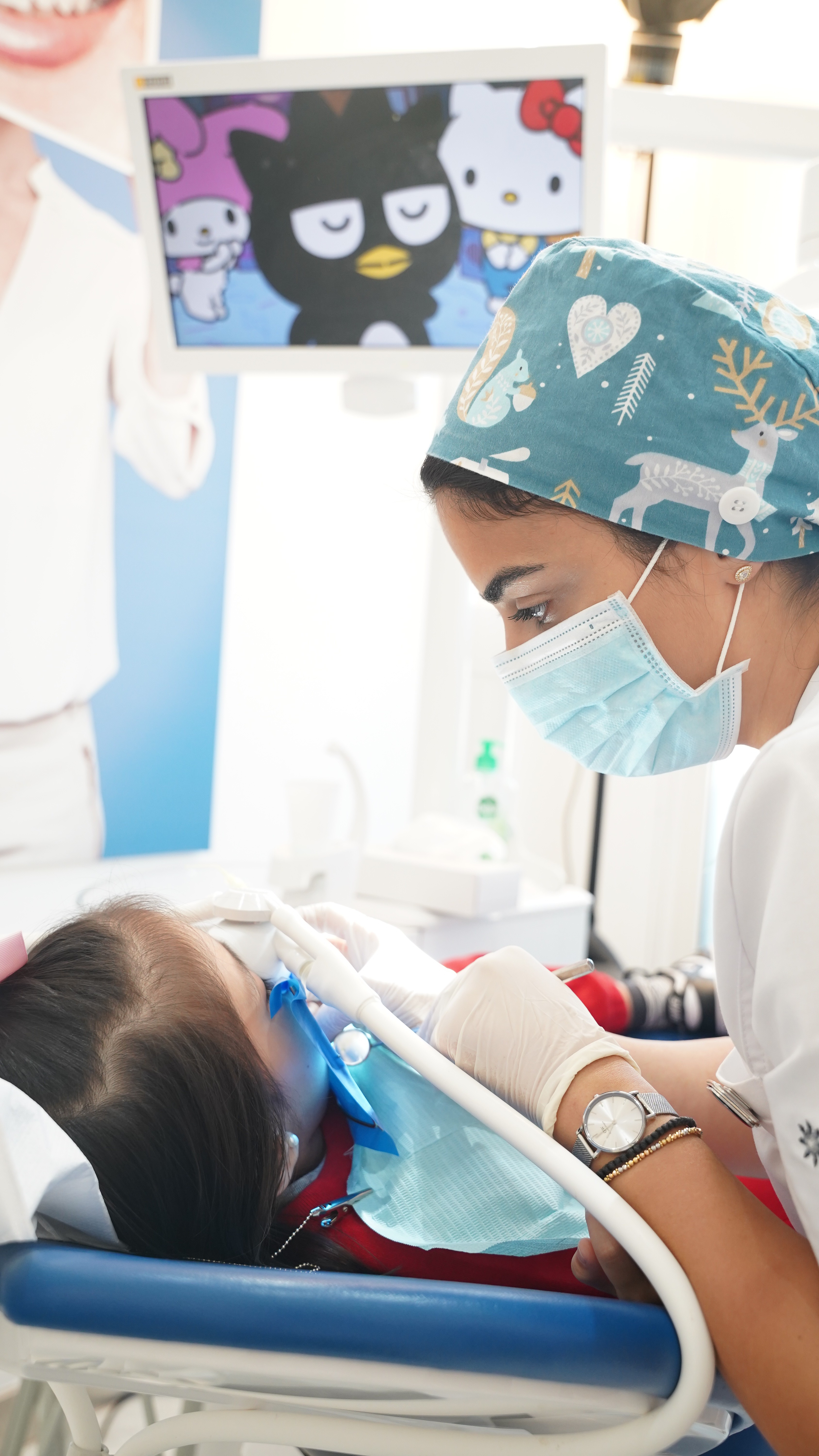 طبيبة في عيادة أسنان الأطفال بمركز انفزلاين مع طفلة أثناء تخديرها، يساعد التخدير الأطفال أثناء العلاج عبر تقليل حدة القلق وتخفيف الشعور بالضيق أو الانزعاج.