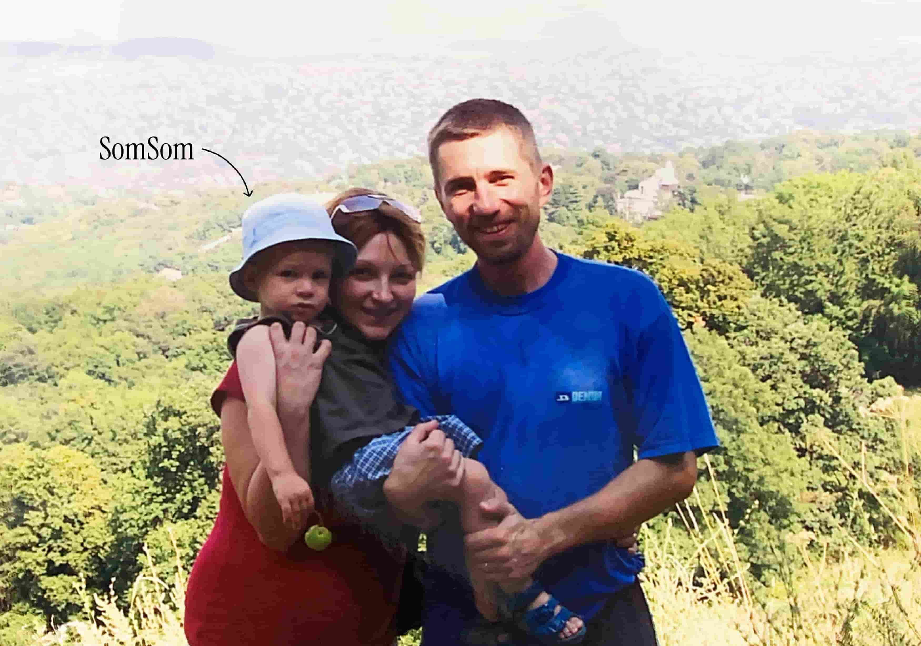 Székely Soma, a SomSom Design alapítójának gyerekkori családi fotója, amely a márkanév személyes eredetét és a közvetlen emberi kapcsolatot szimbolizálja.