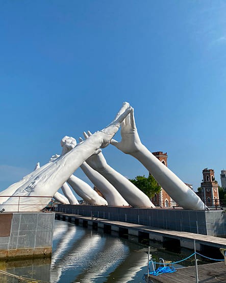 Современная скульптура, стоящая в зале венецианского палаццо на фоне мраморного пола и венецианских каналов