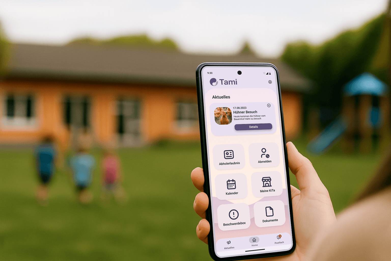 Hero-Bild der Kita-App Tami auf Smartphone im Vordergrund mit spielenden Kindern im Hintergrund.