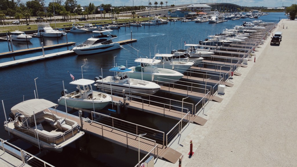 Boat lifts windward marina