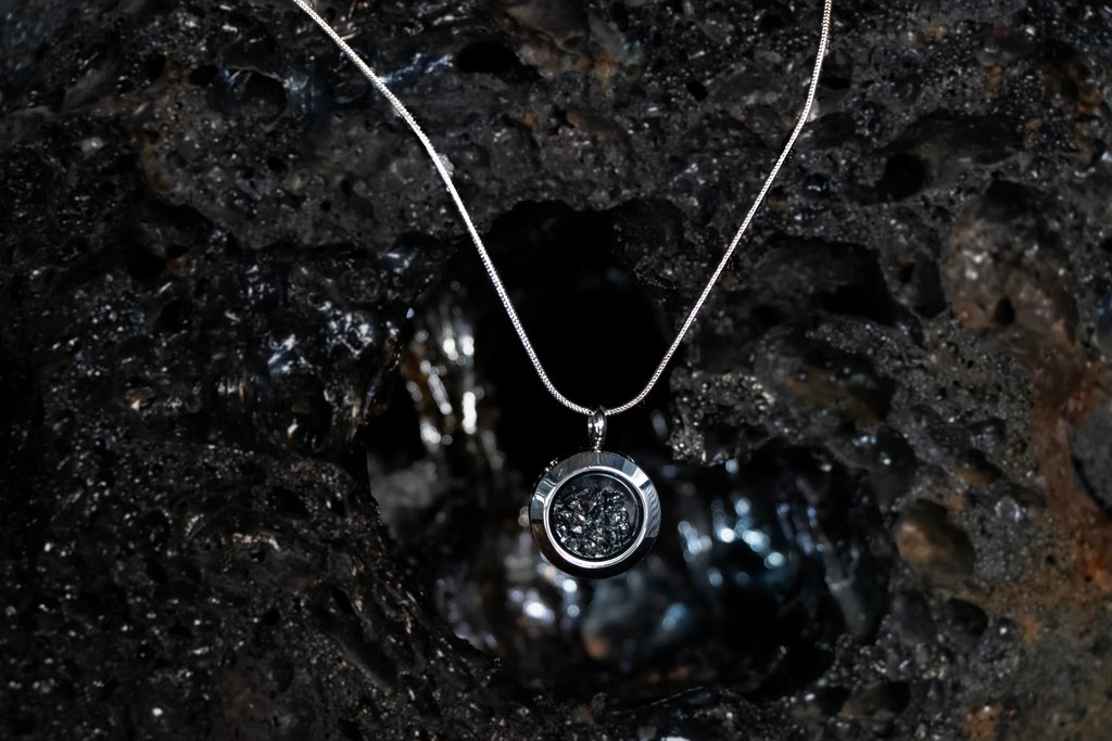 アイスランドの象徴的なラバショーの冒険的な精神を体現する創設者、ラグンヒルドゥル・ジュリウスドッティル(レディ・ラヴァ)とジュリウス・インギ・ヨンソン(ミスター・ラヴァ・ラヴァ)のポートレート。彼らは並んで立ち、温かい笑顔を浮かべており、自信と歓迎の意を示しています。