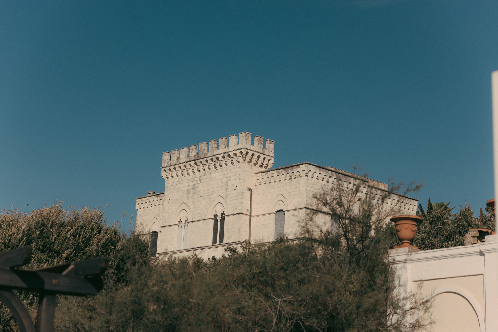 Castello medievale di Bolgheri con torre merlata e cipressi al tramonto nel reportage matrimoniale di Silvia e Lucio