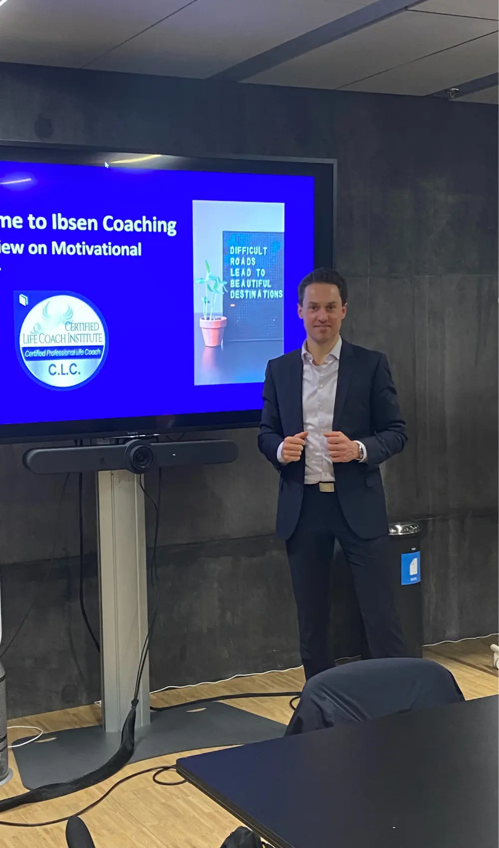 Peak Performance Coach, der leverer skræddersyede motiverende seminarer for at forbedre produktivitet, team-spirit og samarbejde i virksomheder.