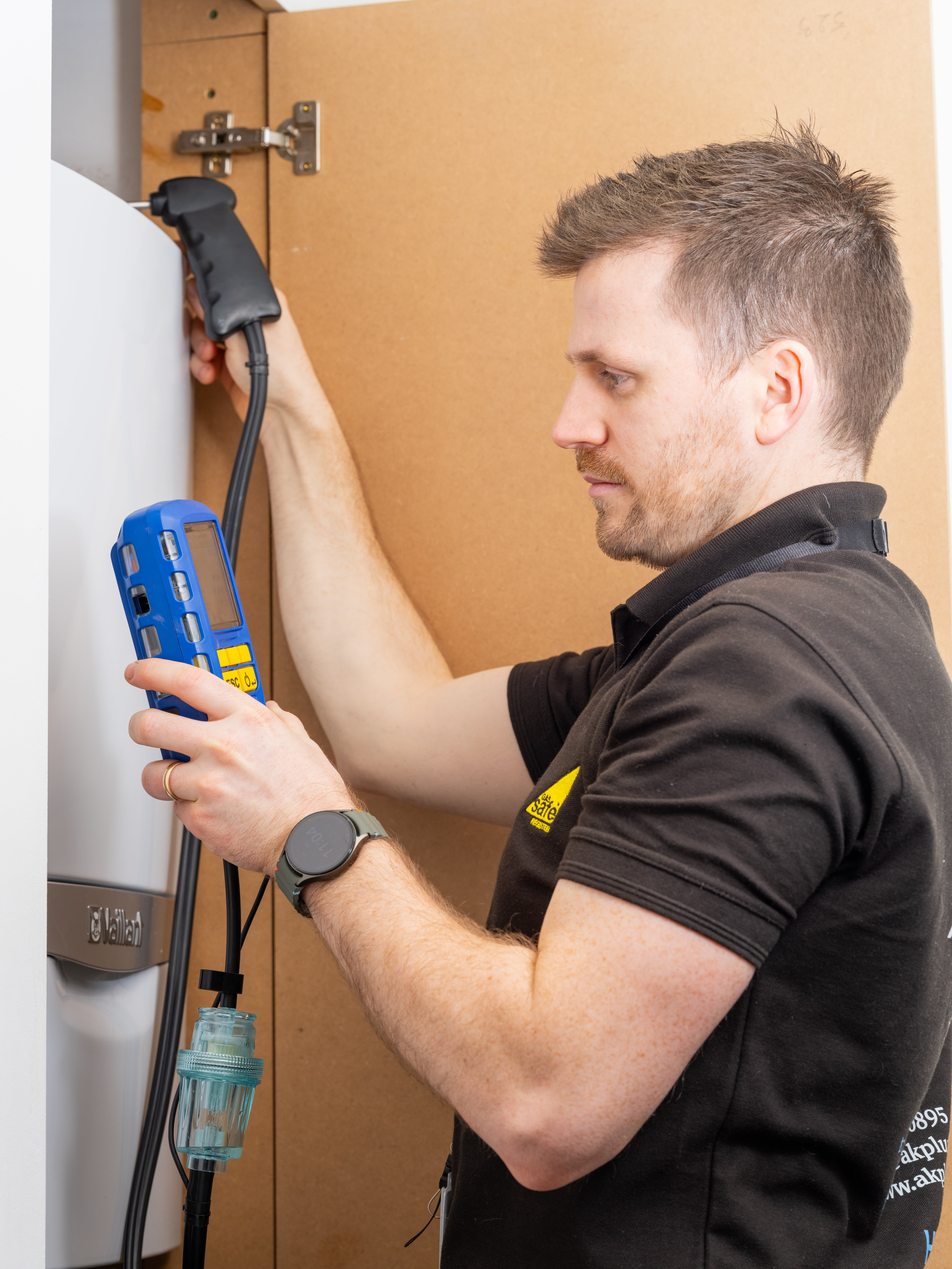 Expert gas engineer carrying out a gas safety check in north london