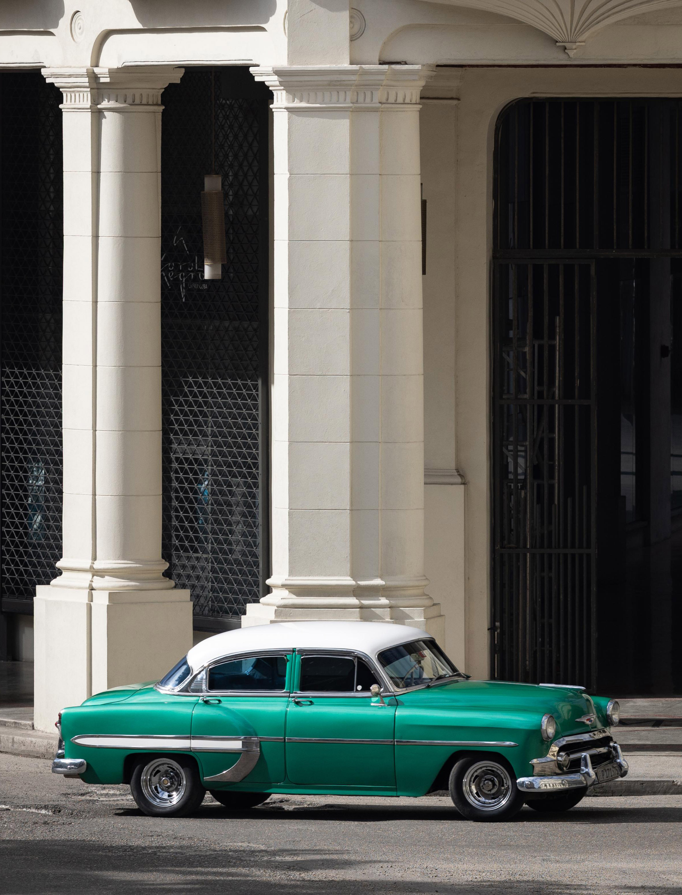 1953 Chevy 210 Cuts a Turn on the Ave. Bélgica