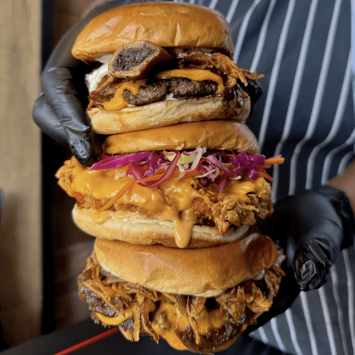 A delicious and juicy burger in Dubai at Social Distrikt. The ultimate taste experience at Dubai Mall with friends and family.