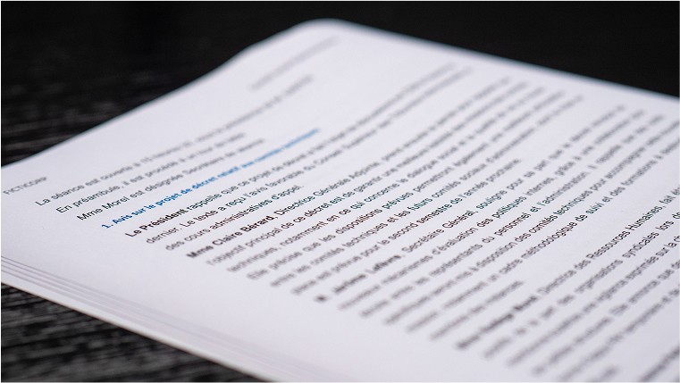 Page imprimée d’un procès-verbal de réunion avec paragraphes formatés et éléments mis en évidence