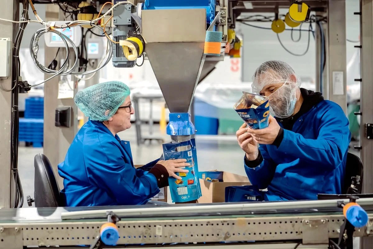 Contrôle qualité sur chaîne de production — photographie professionnelle Lille Hauts de France | Anteale Yann Manac’h 2025