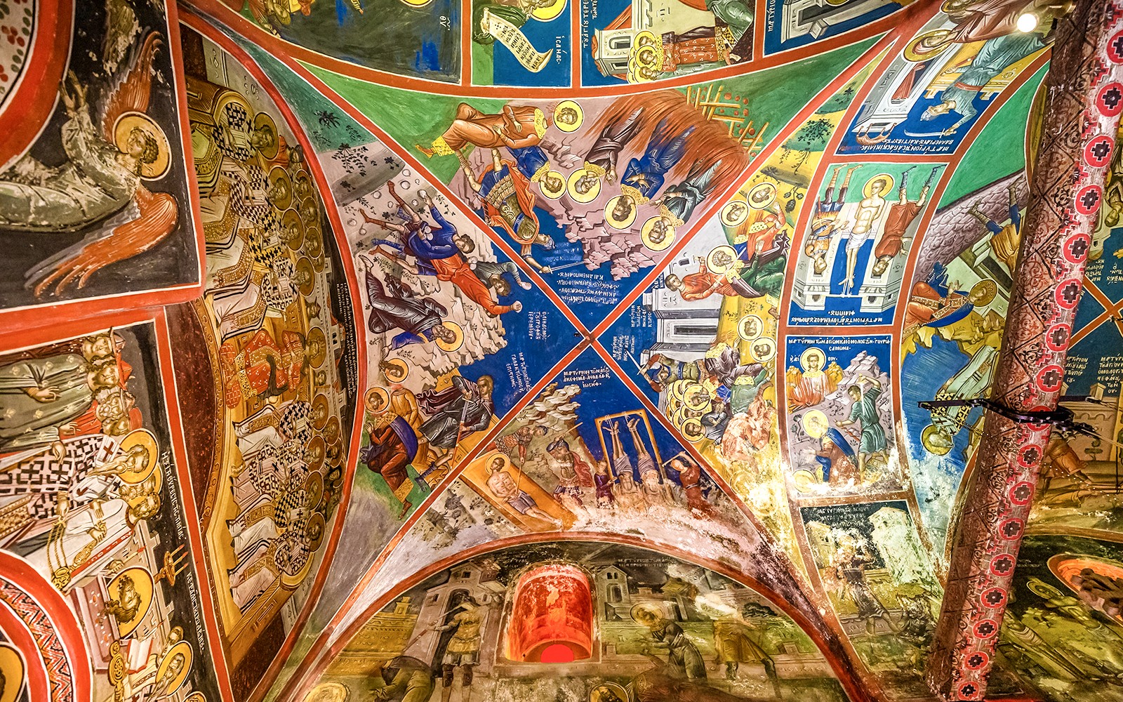 A Varlaám kolostor mennyezetén található freskók, amelyek vallási jeleneteket és alakokat ábrázolnak.