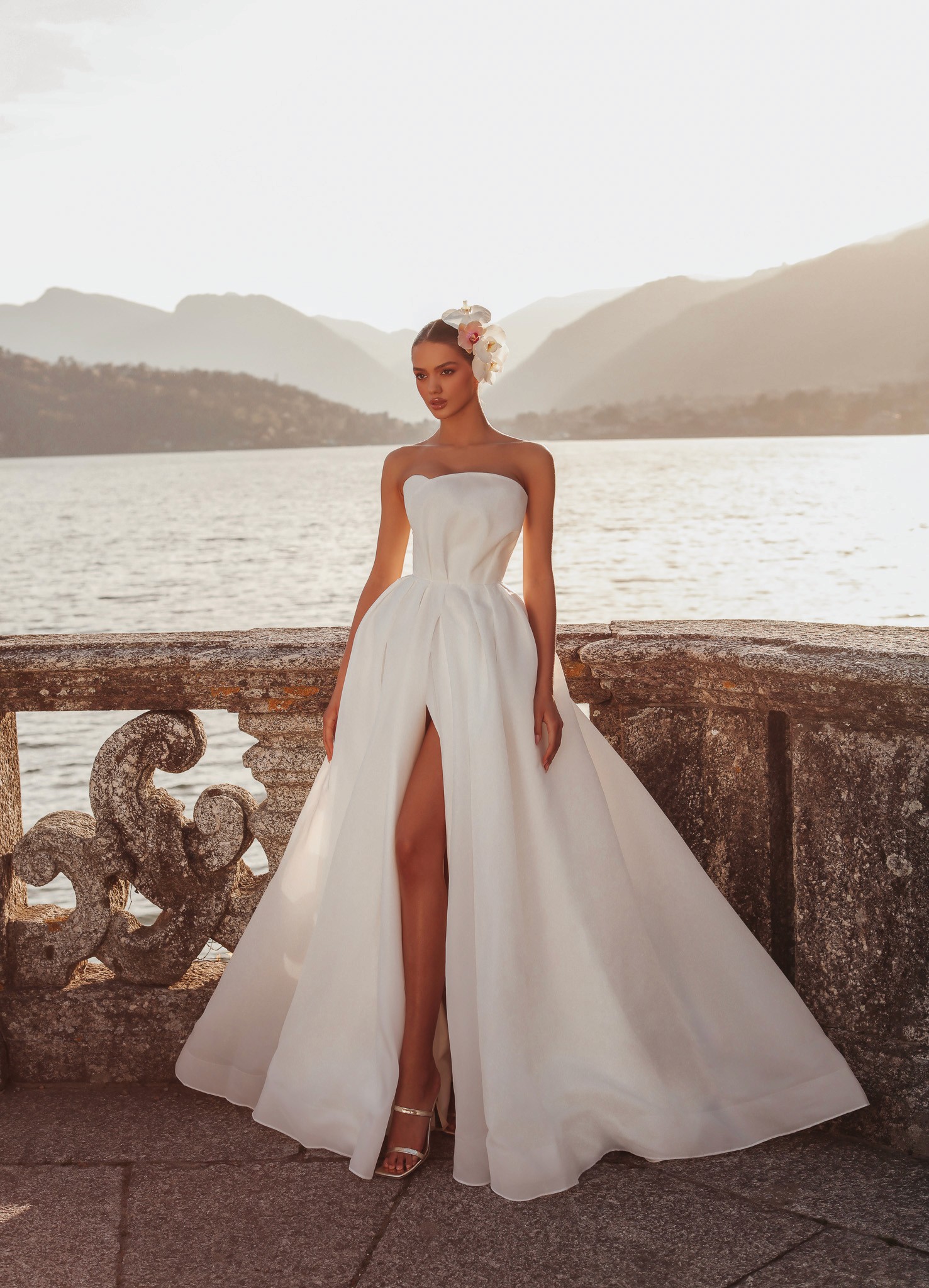 Puristisches Brautkleid mit moderner Corsage und klarer, eleganter Silhouette