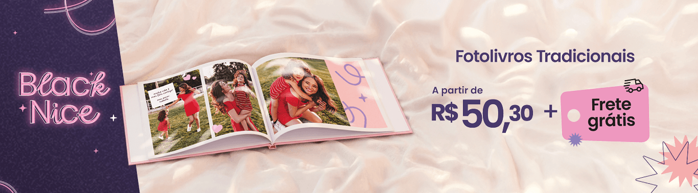 Fotolivro capa dura com fotos de pai e filhos sobre mesa de madeira, com promoção a partir de quarenta e sete reais e noventa centavos e frete grátis