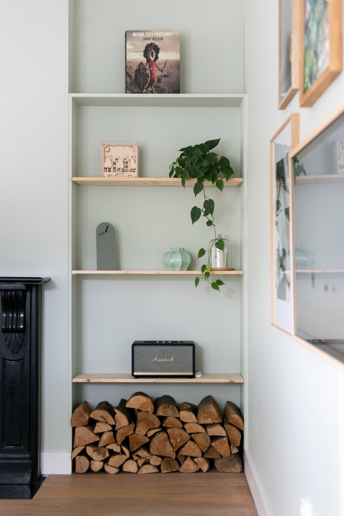 plankjes naast haard 