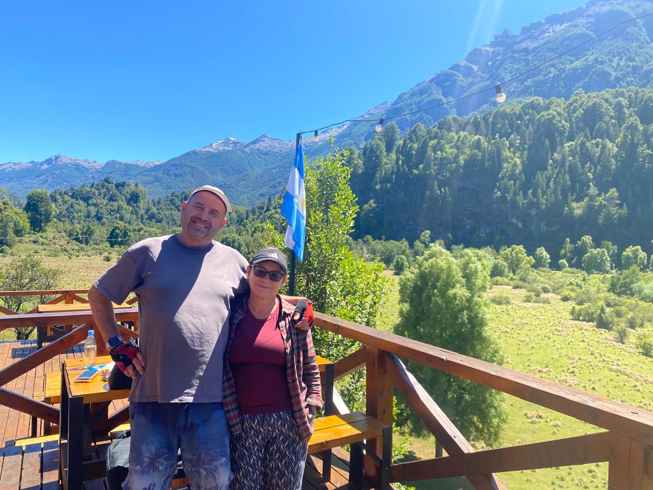 Svetlana y Naíl Gabitov junto a un lago rodeado de montañas en Argentina, construyendo su vida juntos en el país que eligieron como hogar.