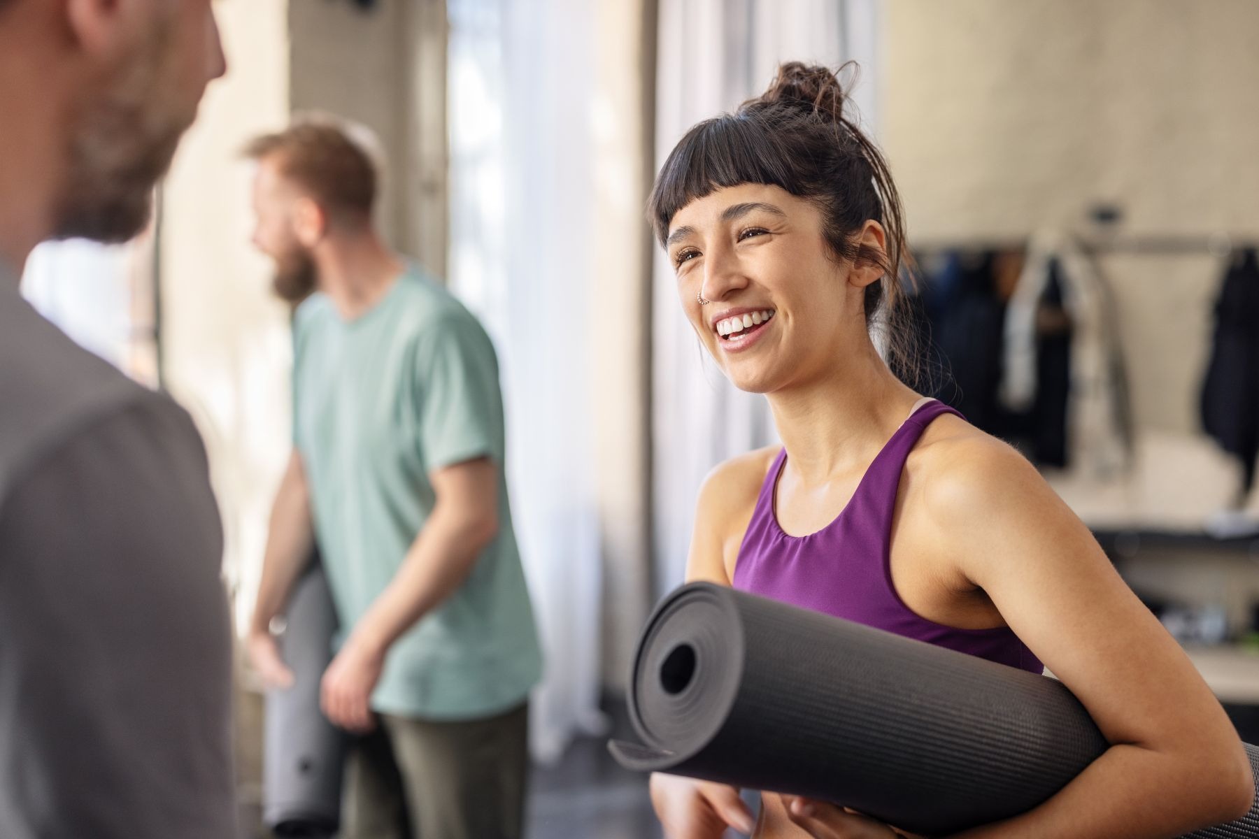 Members of a fitness community talking naturally between workout sets, highlighting organic connections beyond dating apps.
