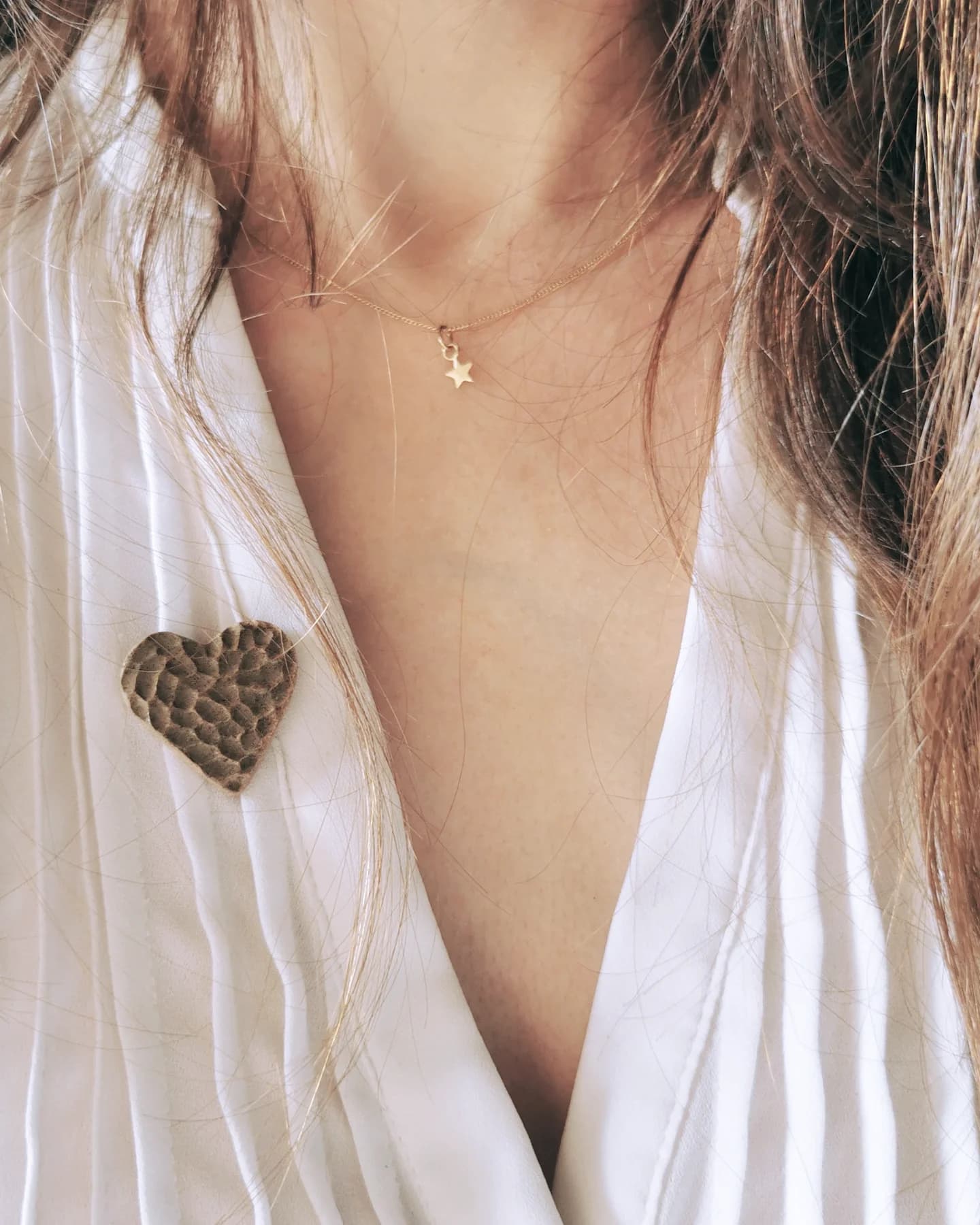 Broche en forme de cœur texturé en grès brun, accessoire céramique fait main – artisane Guérande