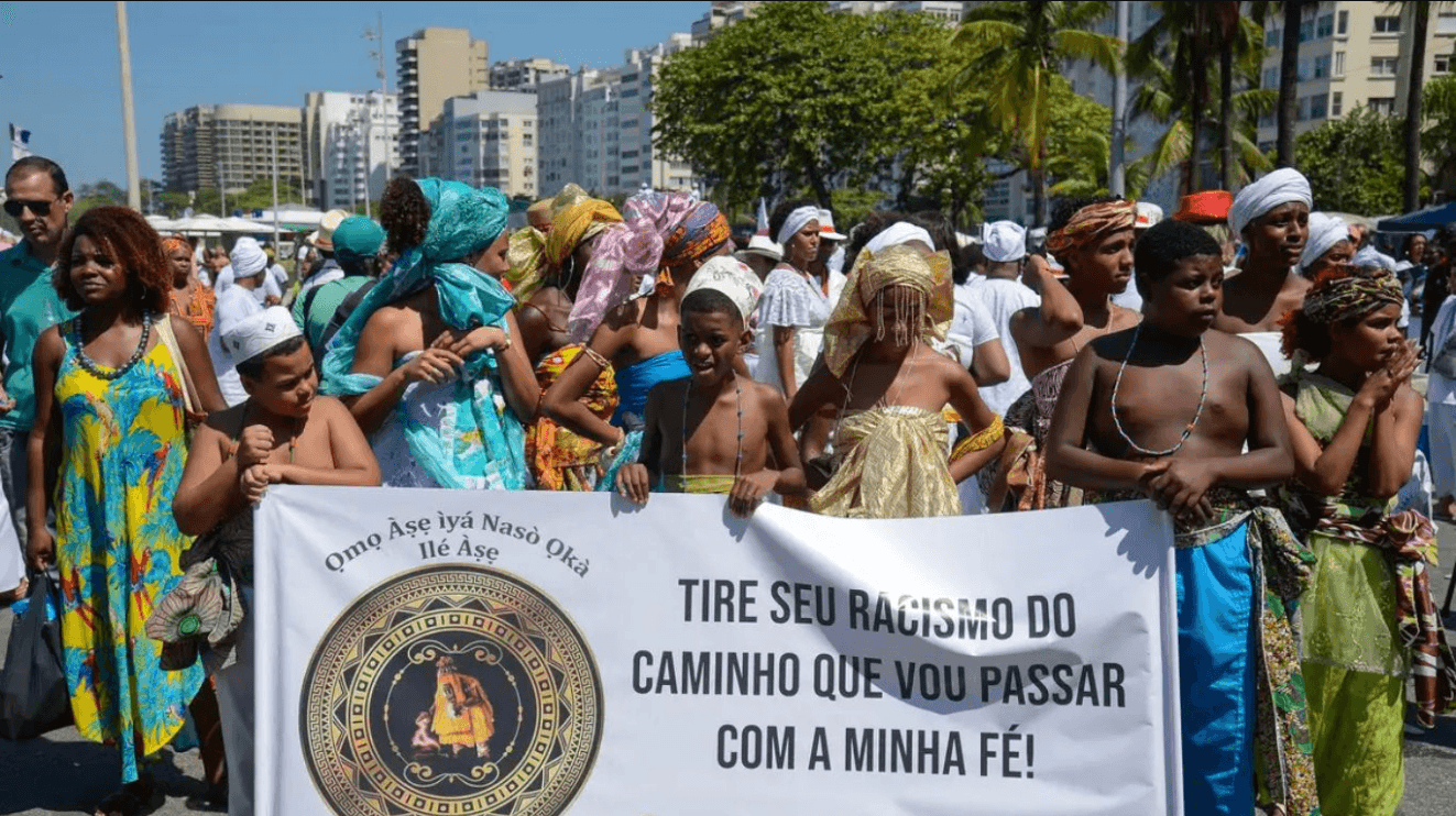 Pessoas em manifestação segurando uma faixa