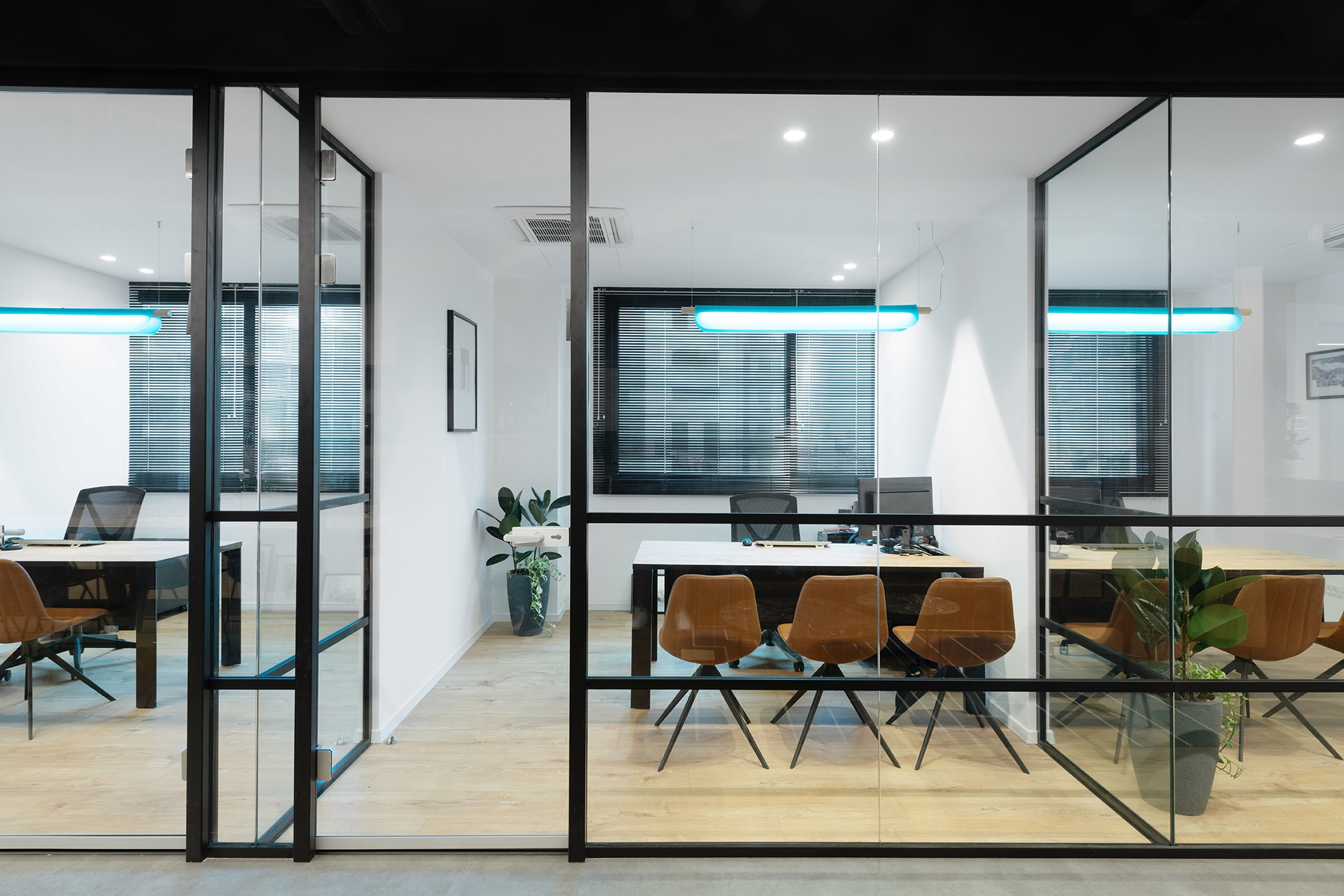 חדר ישיבות עם פתרון אקוסטי מתקדם – תקרת באפלים (Baffles) צבעונית ומחיצות זכוכית לבידוד רעשים