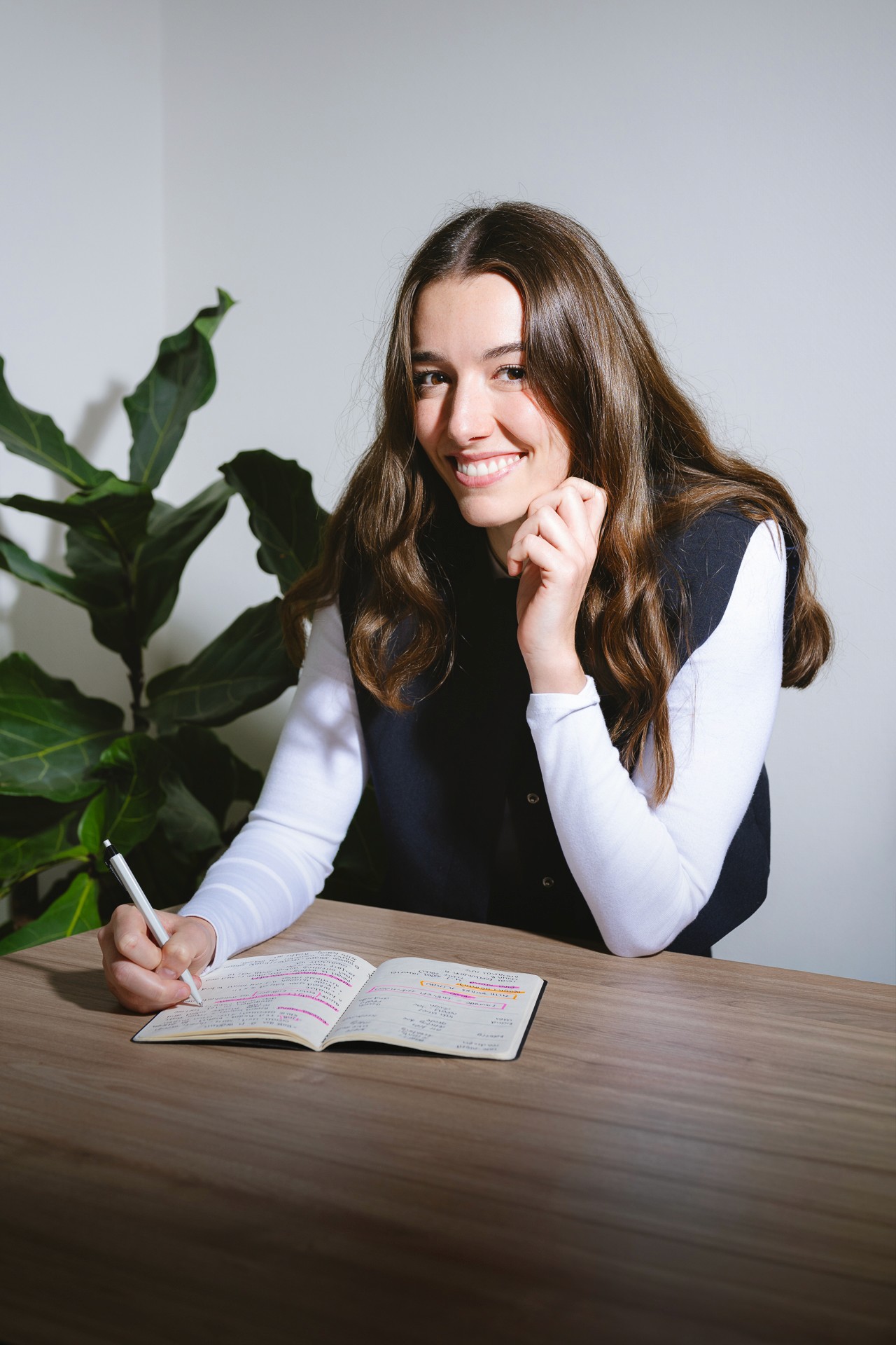 Personal Branding Portrait einer Frau im Büro mit sichtbarem Unternehmensbranding, Businessfotografie aus Zürich