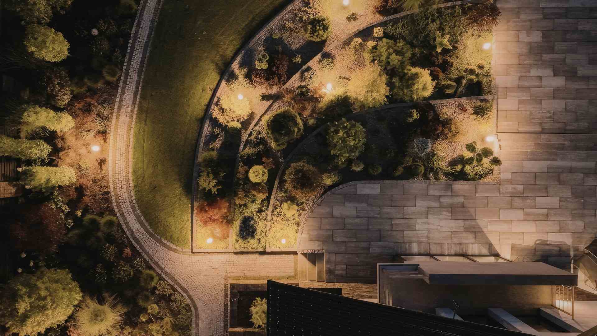 Focos solares para parcelas: cómo iluminar un terreno grande sin tender cables ni pagar cuentas de luz