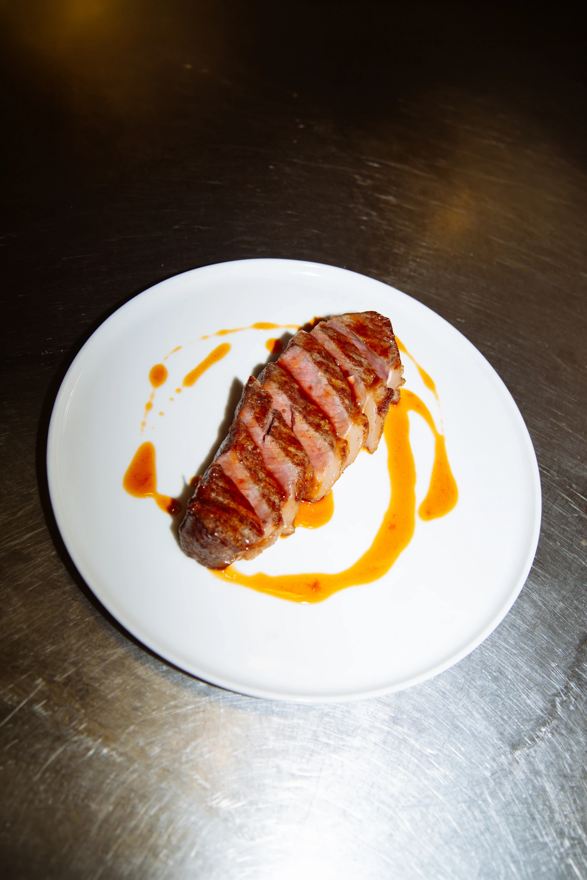 Costoletta di vitello alla milanese con patate arrosto servita al Ristorante Unico di Cantù, specialità della tradizione italiana.