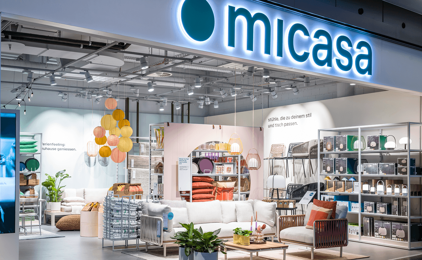 Eingang des micasa Experience Stores in Zürich mit Blick auf die modulare Shoparchitektur und das markentypische Designkonzept.