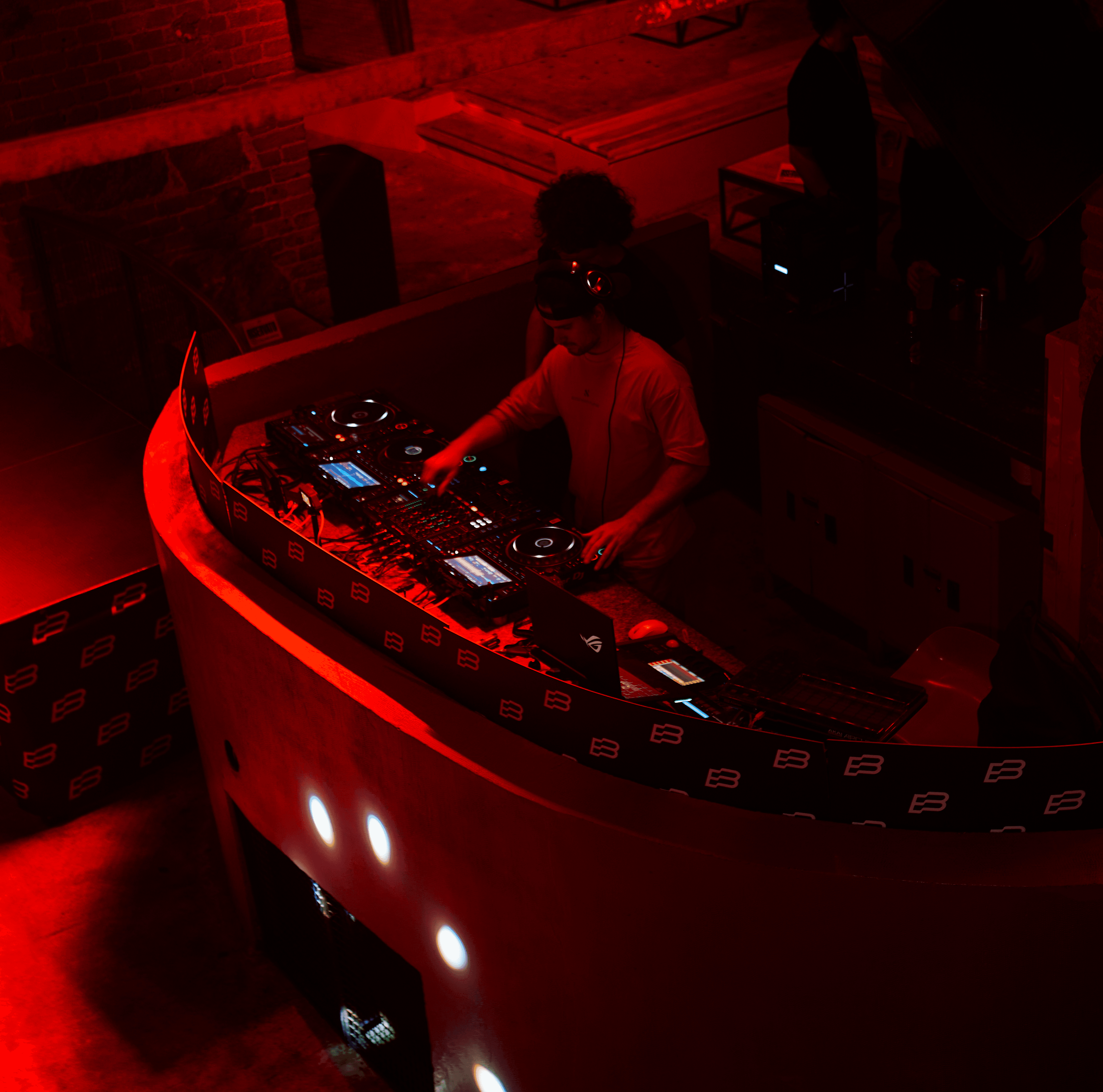 Eventi musicali a Torino, DJ set live e serate immersive. Scopri Sestopiano: musica elettronica, artisti emergenti e feste esclusive.
