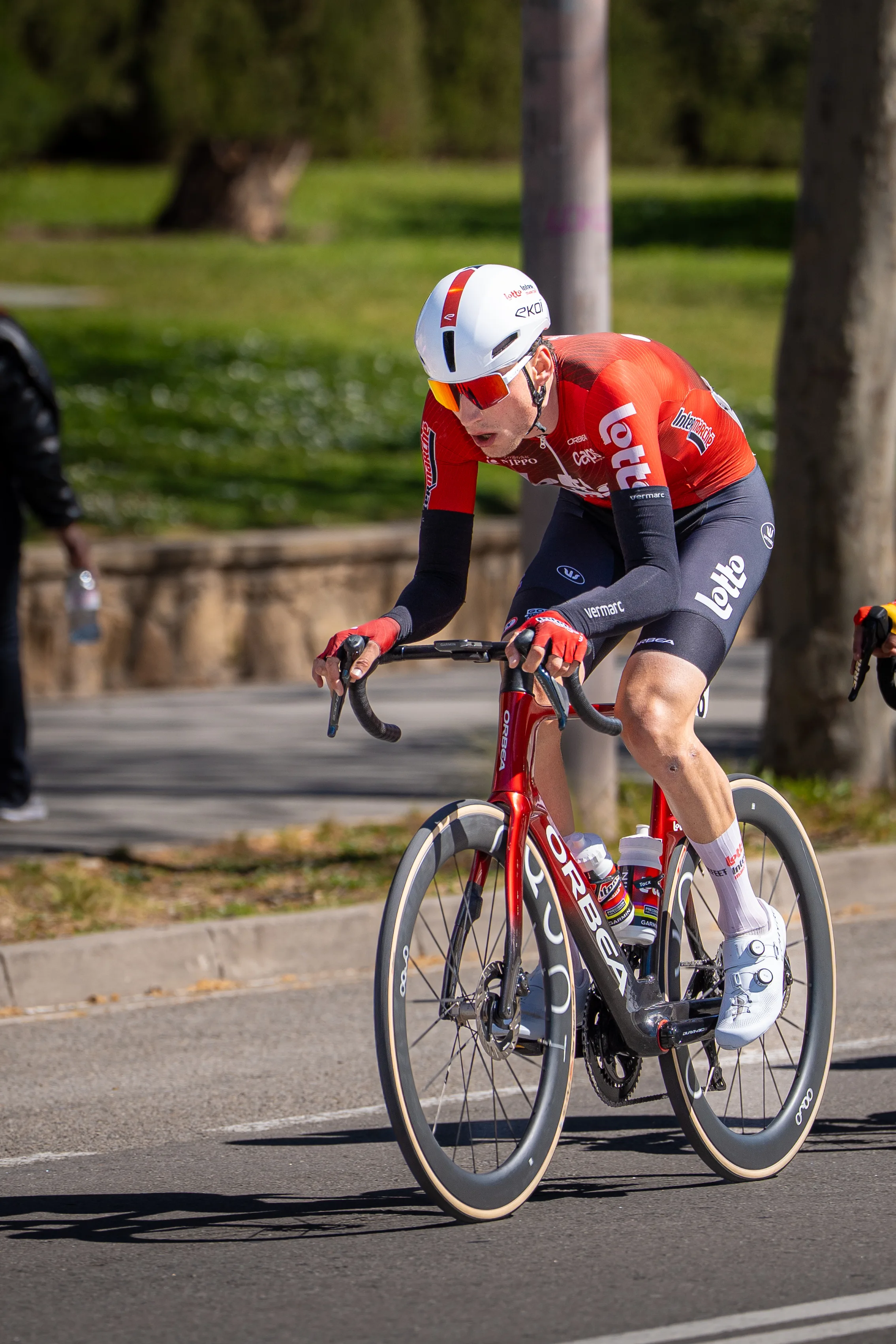 Ascenso de ciclistas en la Volta Ciclista a Catalunya 2026, foto profesional de Nolan Pardo