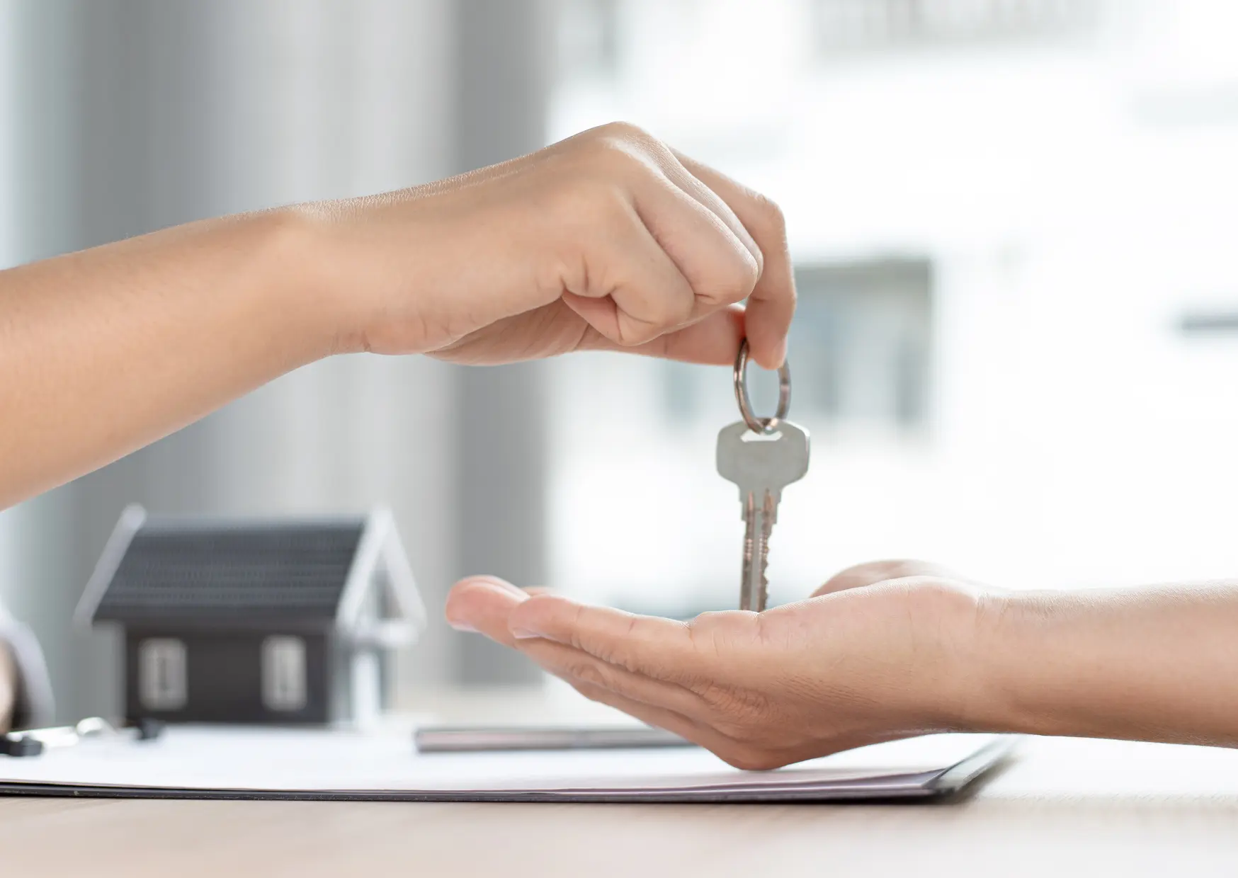 Schlüsselübergabe von einer erfolgreichen Neu- oder Wiedervermietung unserer Kocher Immobilien