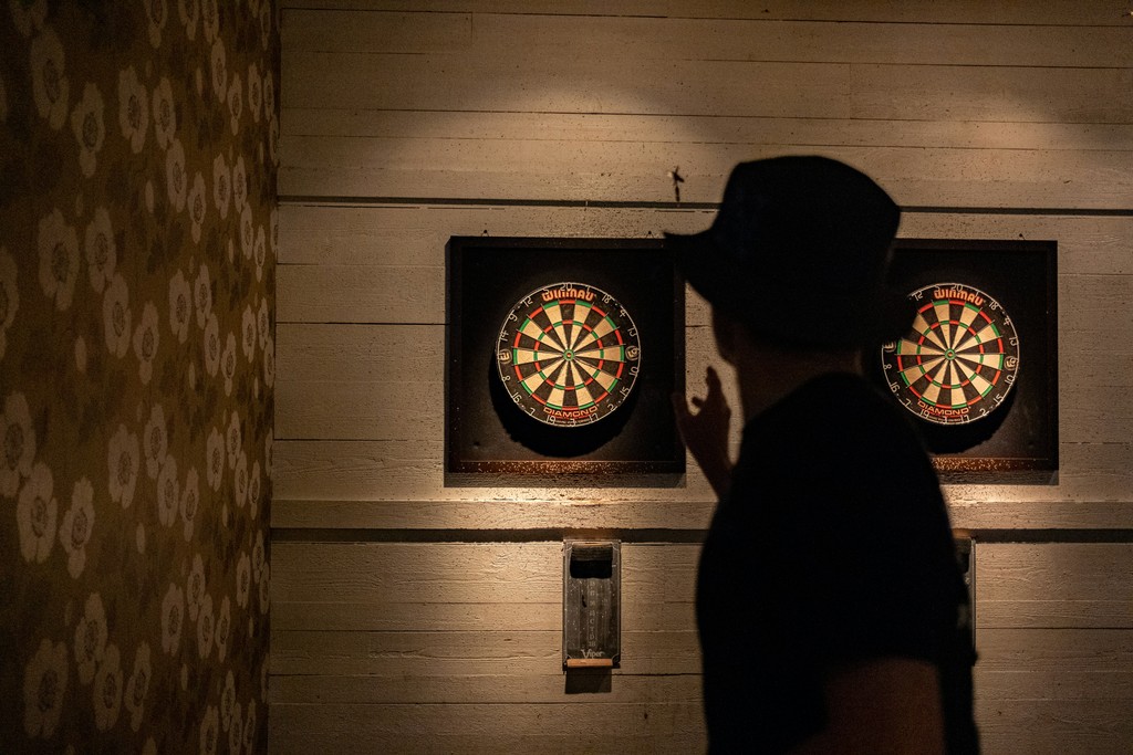 a-person-looking-at-a-wall-with-a-sign-on-it - megan-o'hanlon (unsplash)./pho