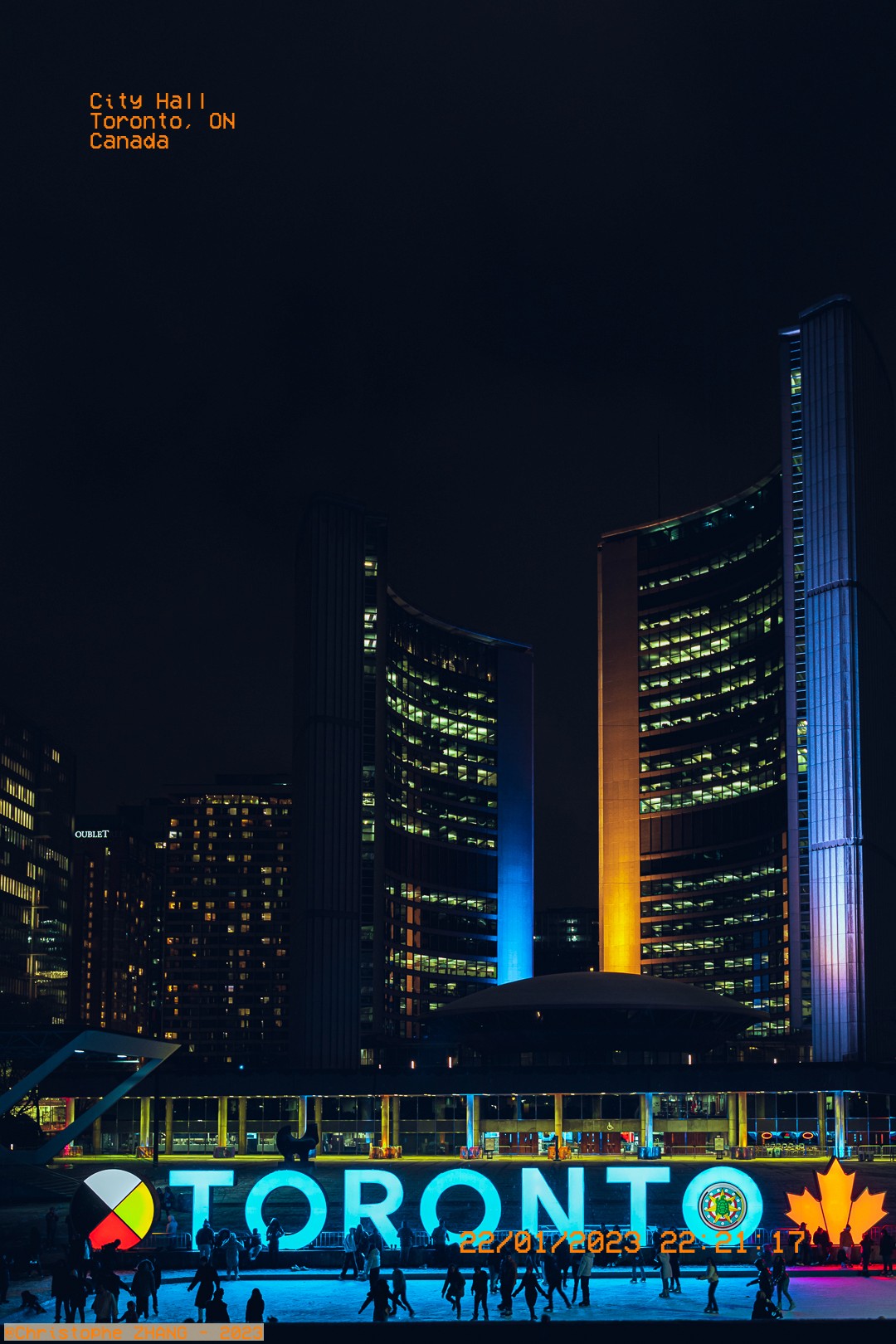 Patinoire illuminée devant l'hôtel de ville de Toronto de nuit.