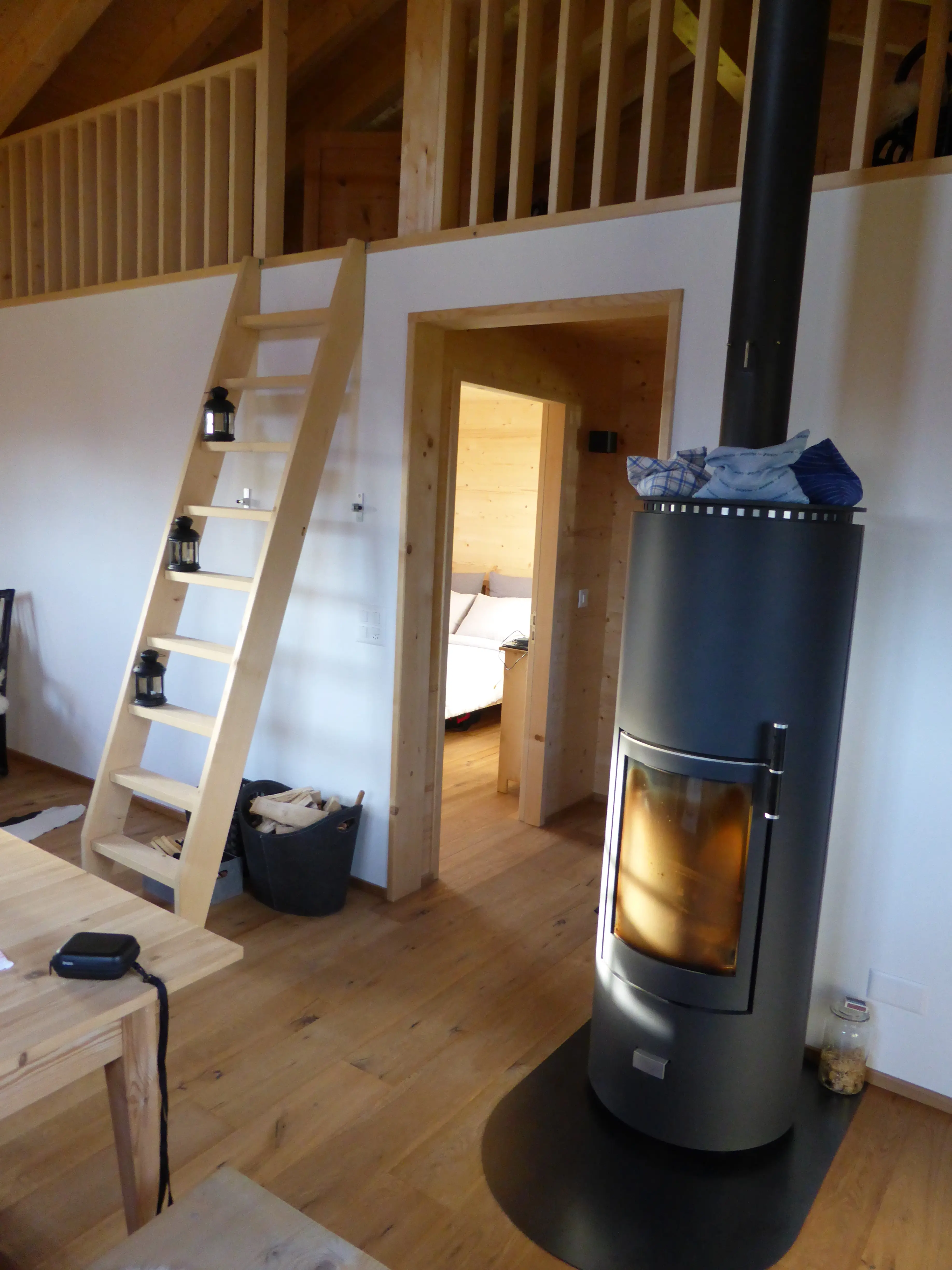 Neubau Ferienhaus Seewis Innenausbau mit Gallerie - Niggli Architektur Grüsch