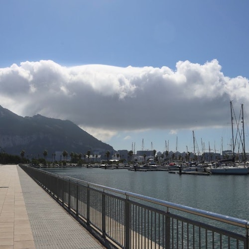 特徵雲層伴隨著來自東方的風。