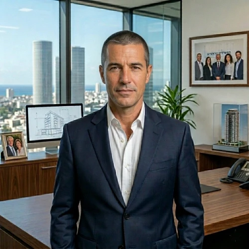 דיוקן של דניאל יצחקי, בעלים של קבוצת נדל"ן, גבר ישראלי כבן 50 עם שיער קצוץ כהה ומראה מגולח. הוא לבוש בז'קט כחול מחויט מעל חולצה לבנה מכופתרת, עומד במשרד יוקרתי עם חלון גדול המשקיף לקו הרקיע של תל אביב. תמונת לקוח ממליץ לאתר עלונים.