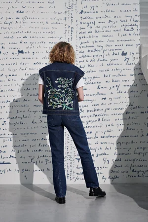 Dans le lookbook de la marque Danoise Another Aspect, le mannequin porte un costume gris et une chemise blanche