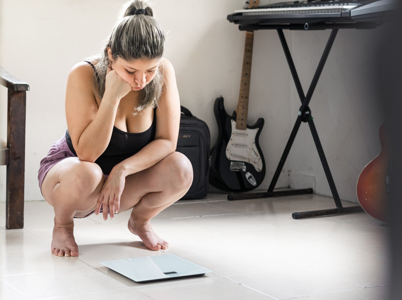 woman feeling disappointed after expecting sauna benefits for weight loss and regaining the weight
