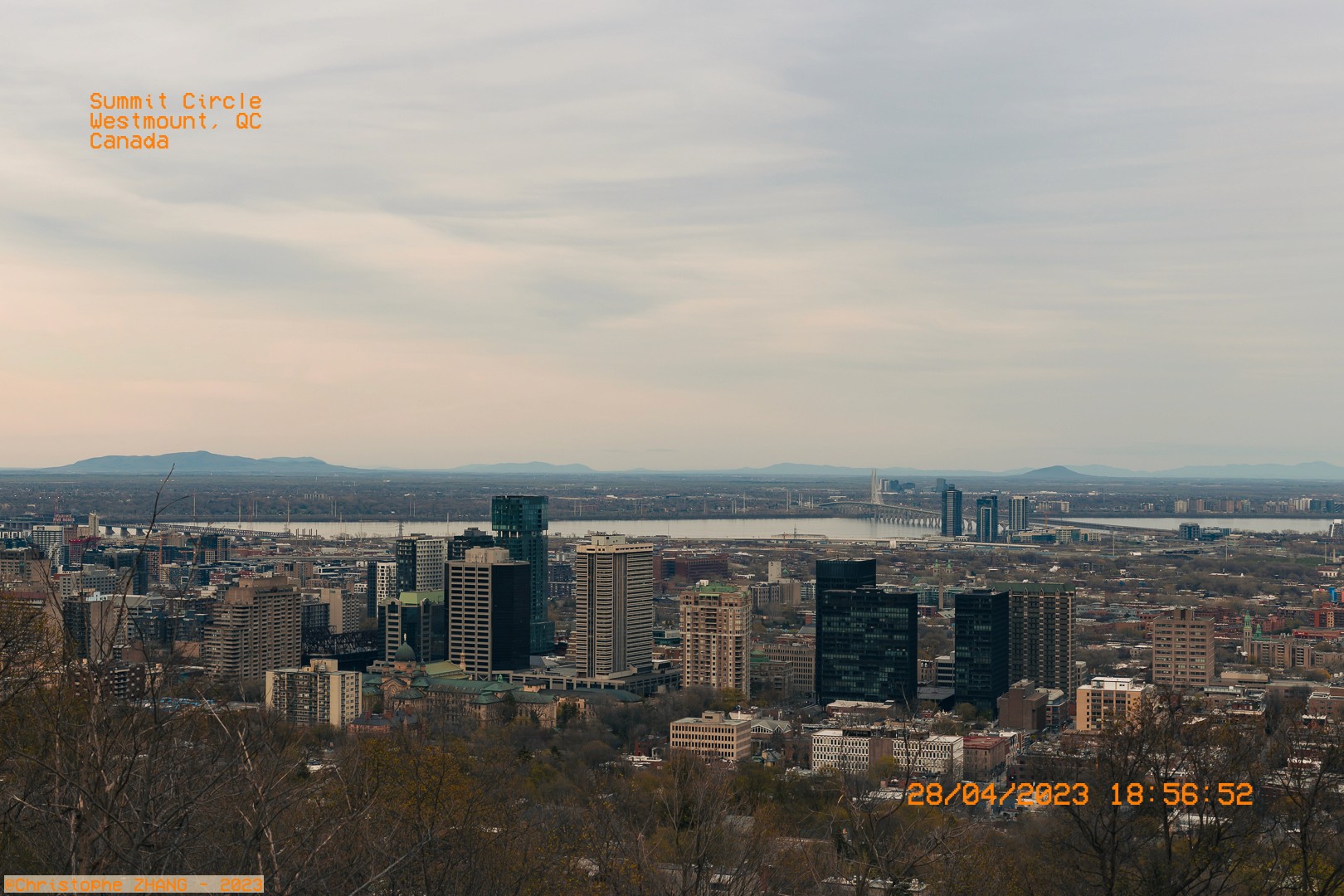 Vue du sud-ouest de Westmount et du fleuve Saint-Laurent, prise depuis Summit Circle en fin d'après-midi.