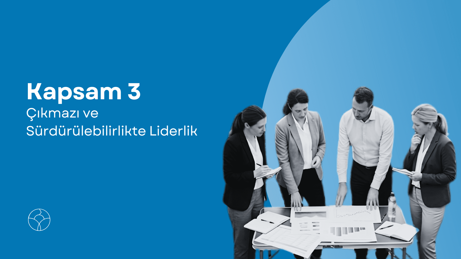 Mavi bir arka plan önünde, masadaki veri grafiklerini ve raporları inceleyen dört kişilik bir iş ekibi. Görselin solunda "Kapsam 3 Çıkmazı ve Sürdürülebilirlikte Liderlik" başlığı ve sol alt köşede Life Climate logosu yer alıyor. 