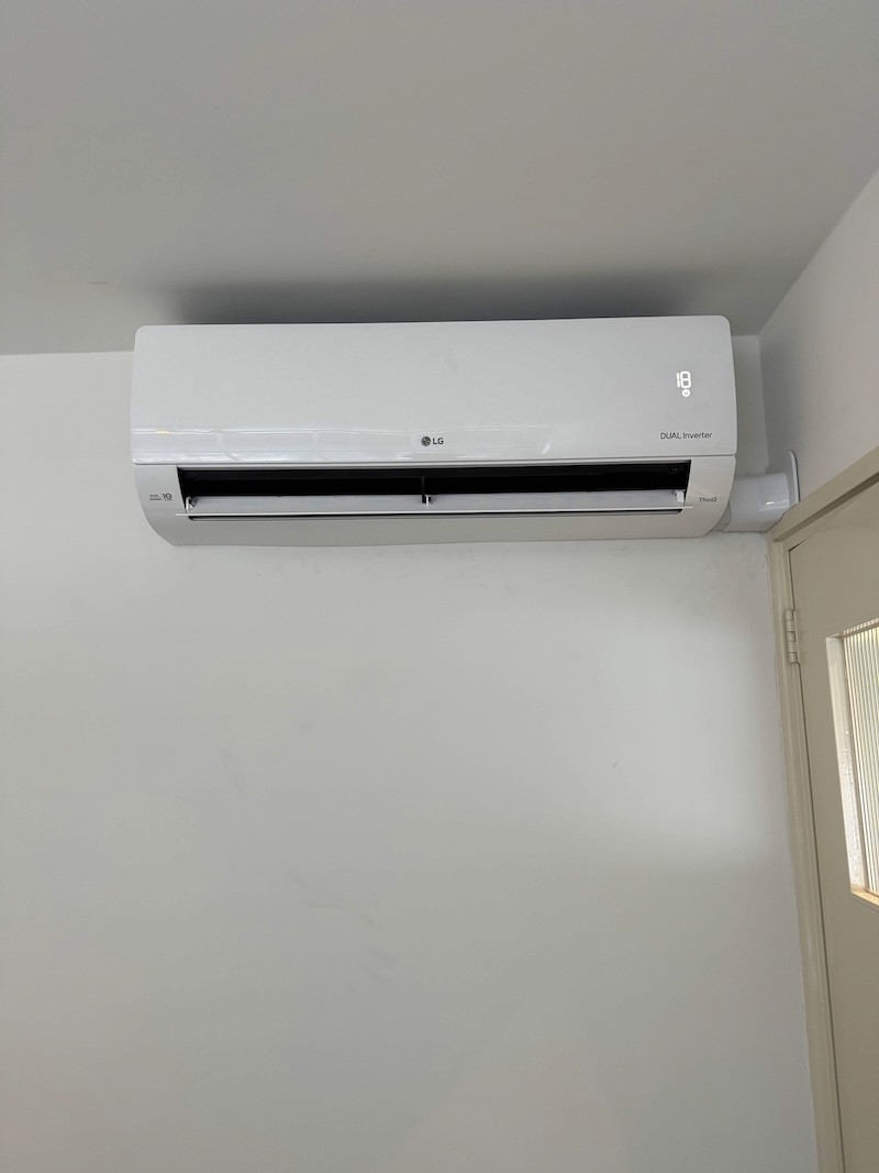 LG airco binnenunit met modern design gemonteerd aan de muur