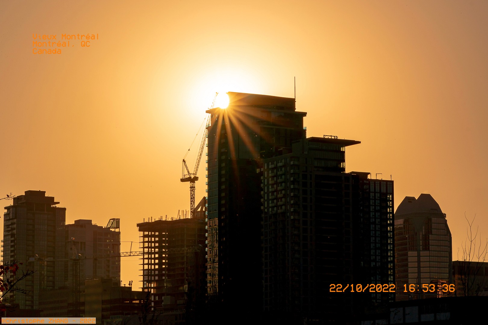 Coucher de soleil derrière les gratte-ciels en construction dans le Vieux-Montréal.