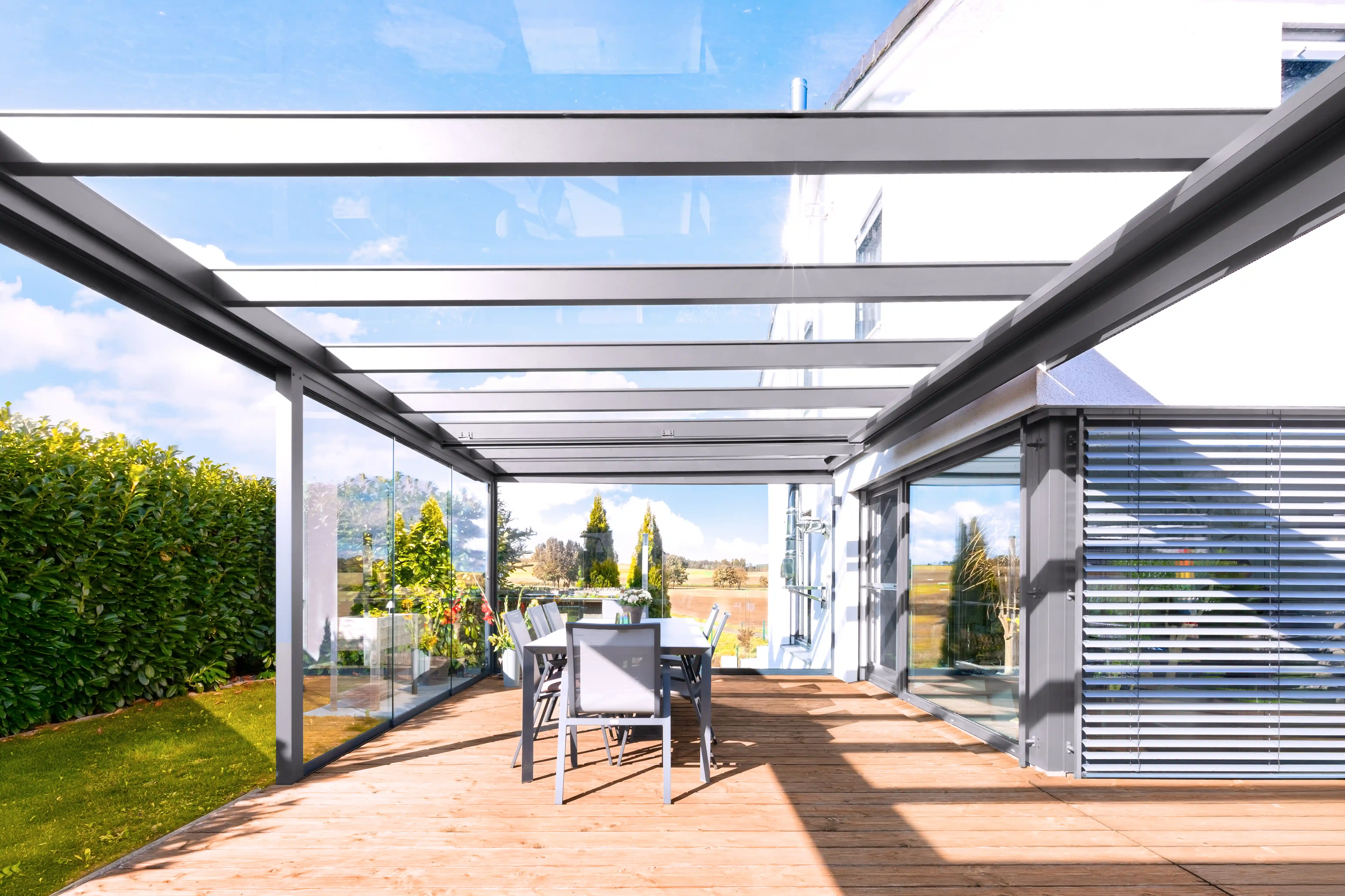 Innenaufnahme der Glasüberdachung mit Windfangwand