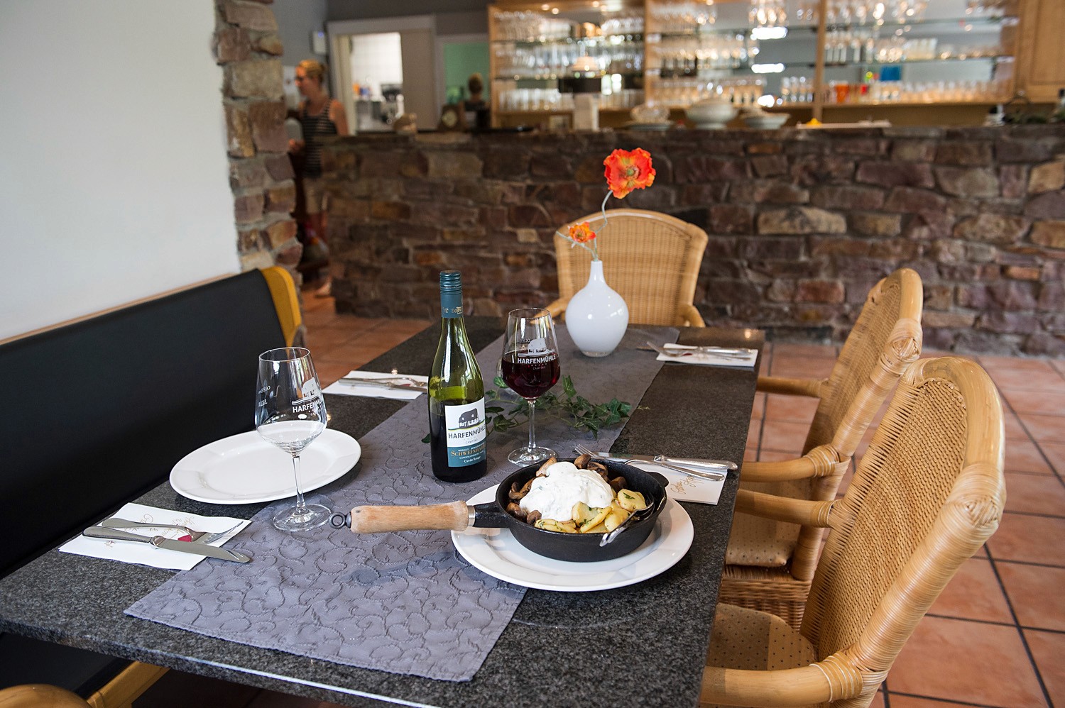 Tisch mit Pilzpfanne und Nahe Rotwein