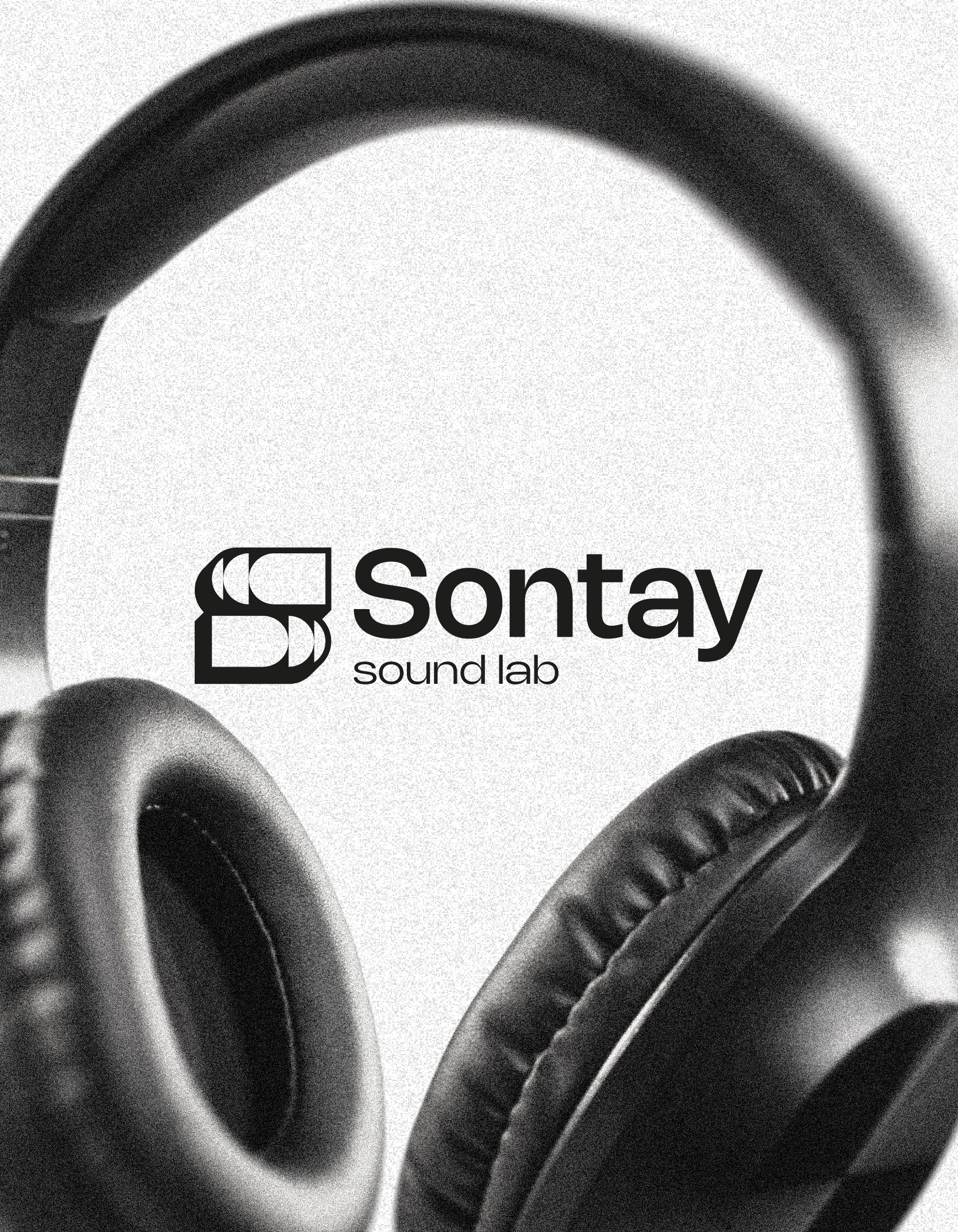 Empleado de Retek en el taller, mirando a cámara con su polo de trabajo