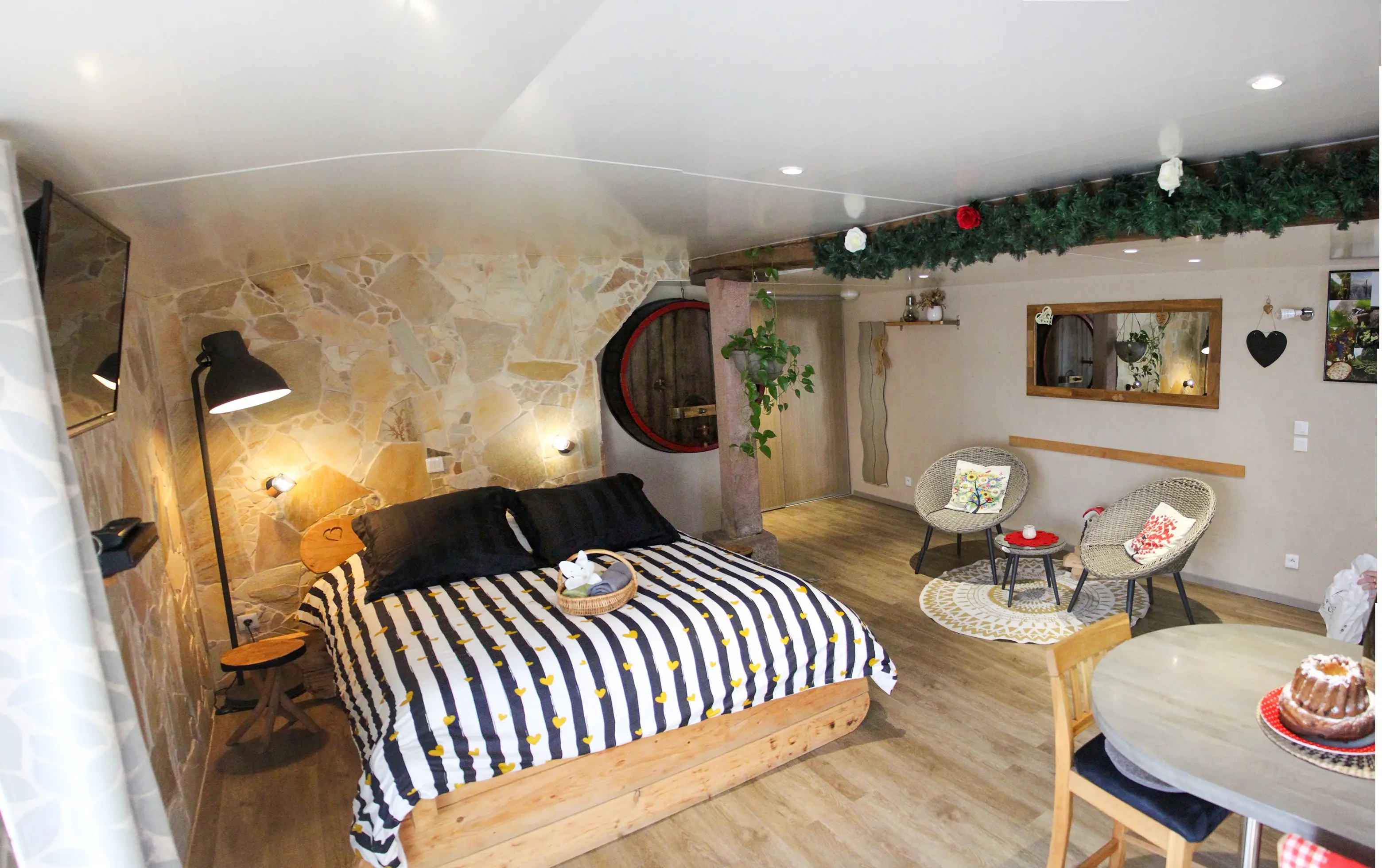 Intérieur du gîte Le P'tit Coin de chez nous à Dambach-la-Ville – lit, salon et espace repas