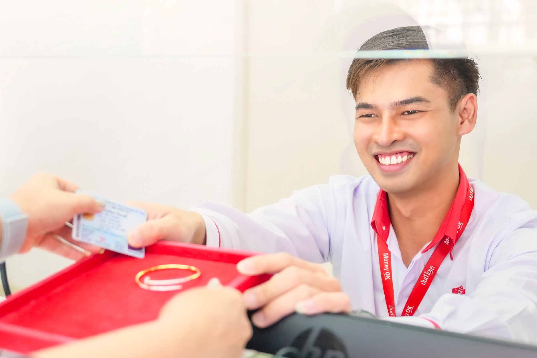 ลูกค้ามอบทรัพย์สินให้เจ้าหน้าที่ที่เคาน์เตอร์