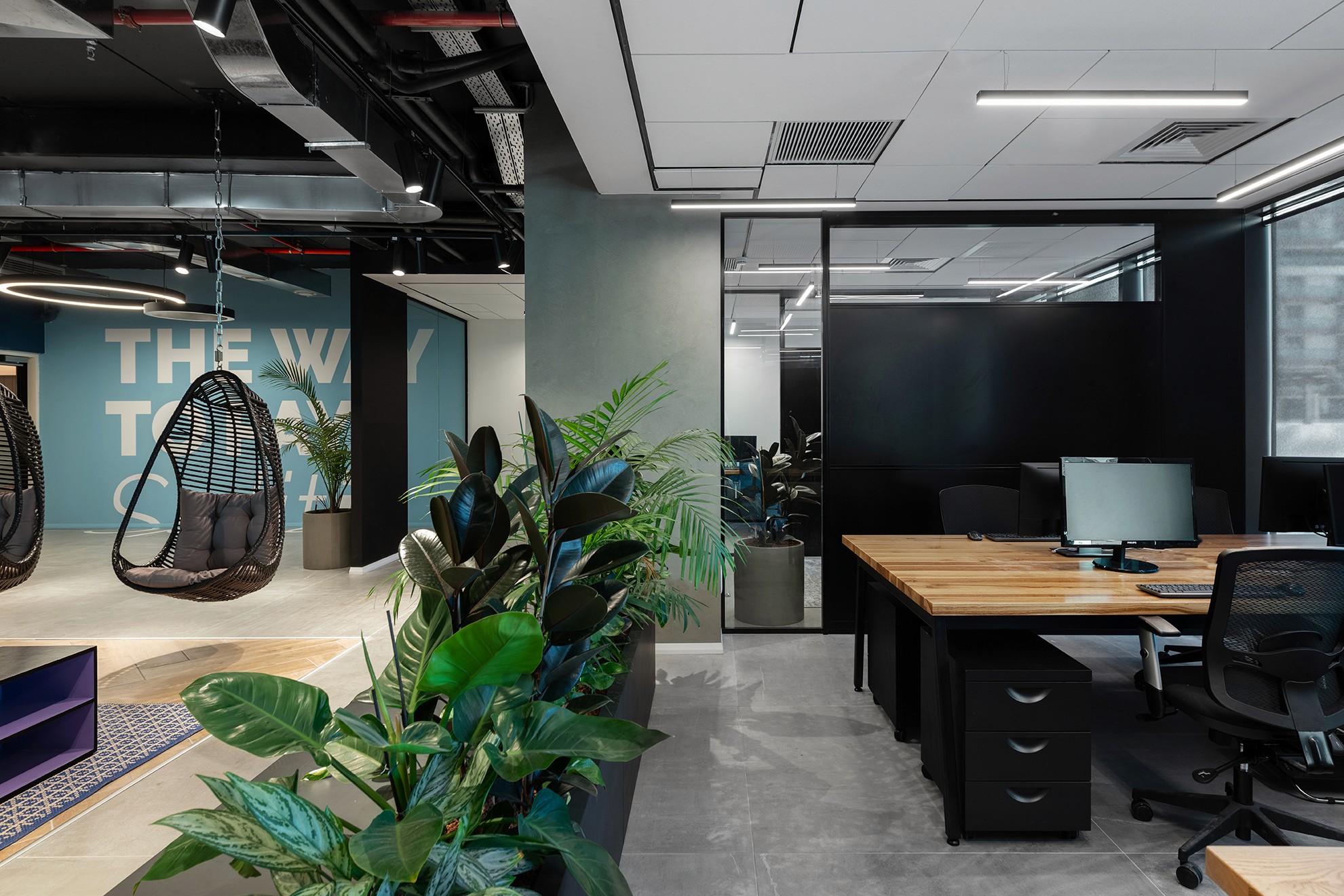 חדר ישיבות עם תקרה אקוסטית וריהוט בהתאמה אישית – עיצוב סביבת עבודה שקטה ונעימה